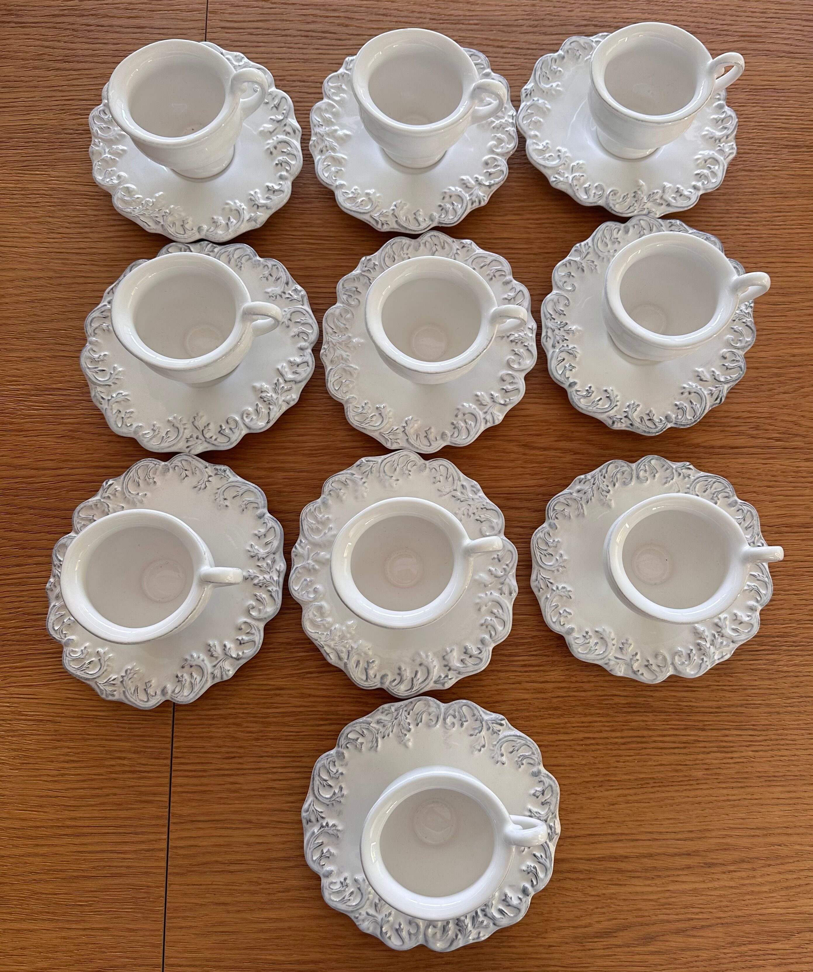 9 tasses à café avec leur soucoupe