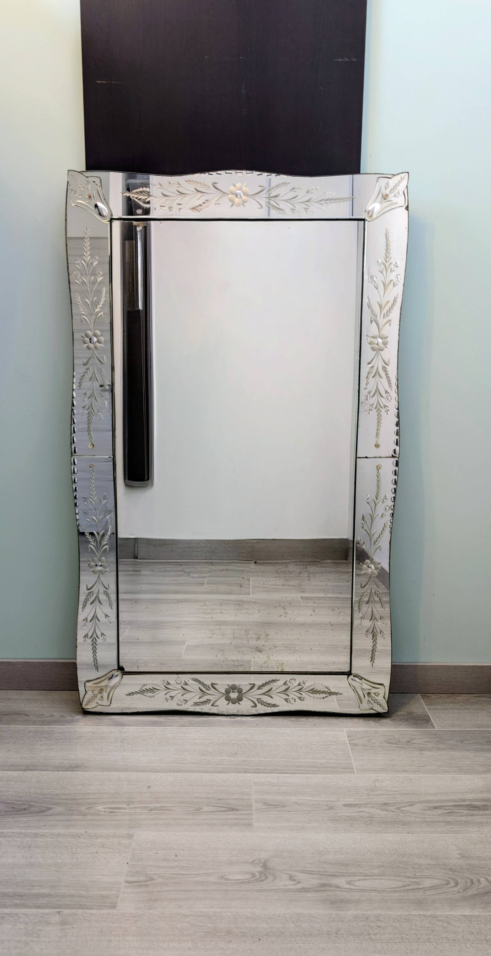 Large antique Venetian mirror – Murano flowers and engravings – 123 x 75 cm