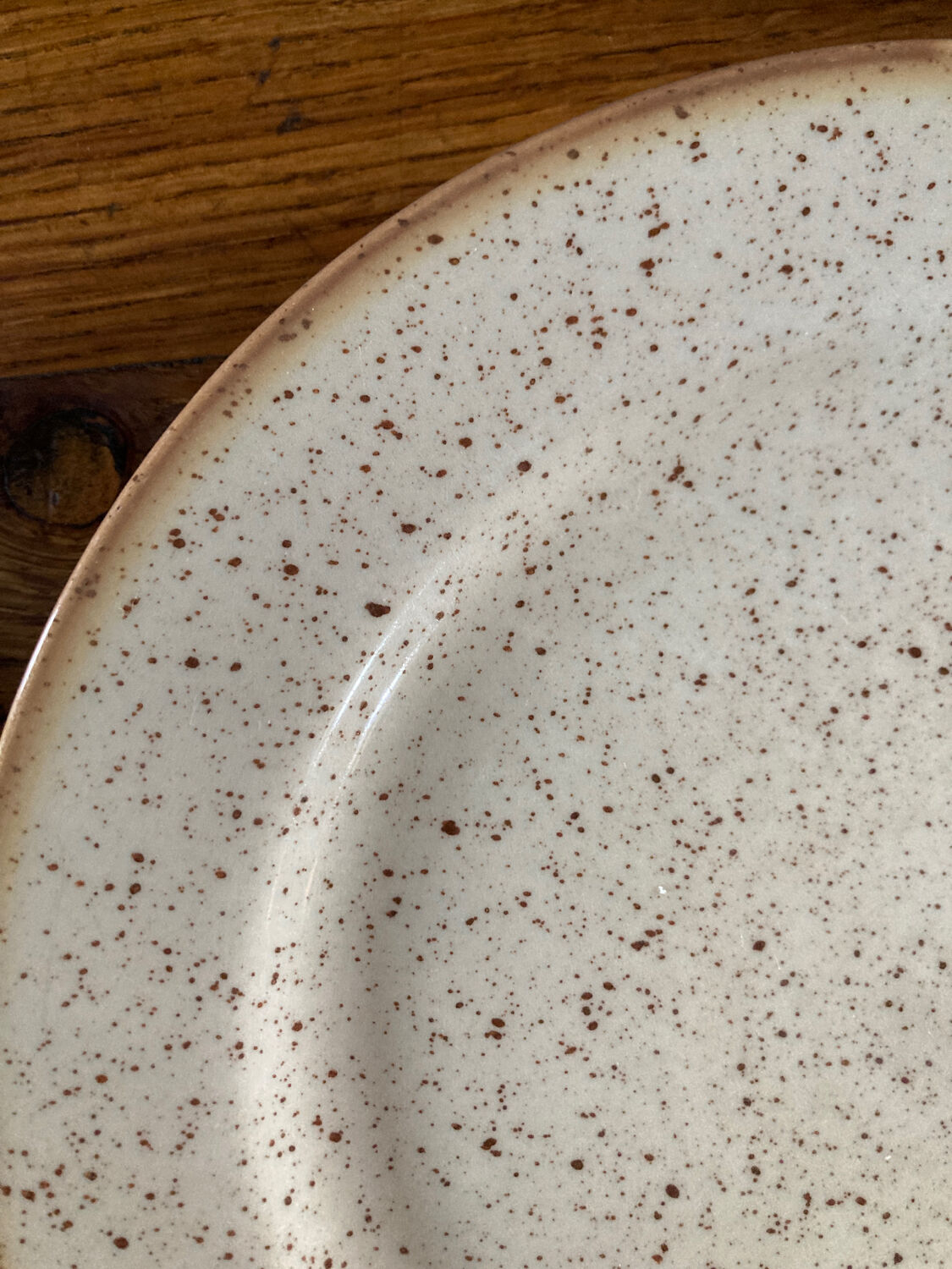 Four beige speckled plates