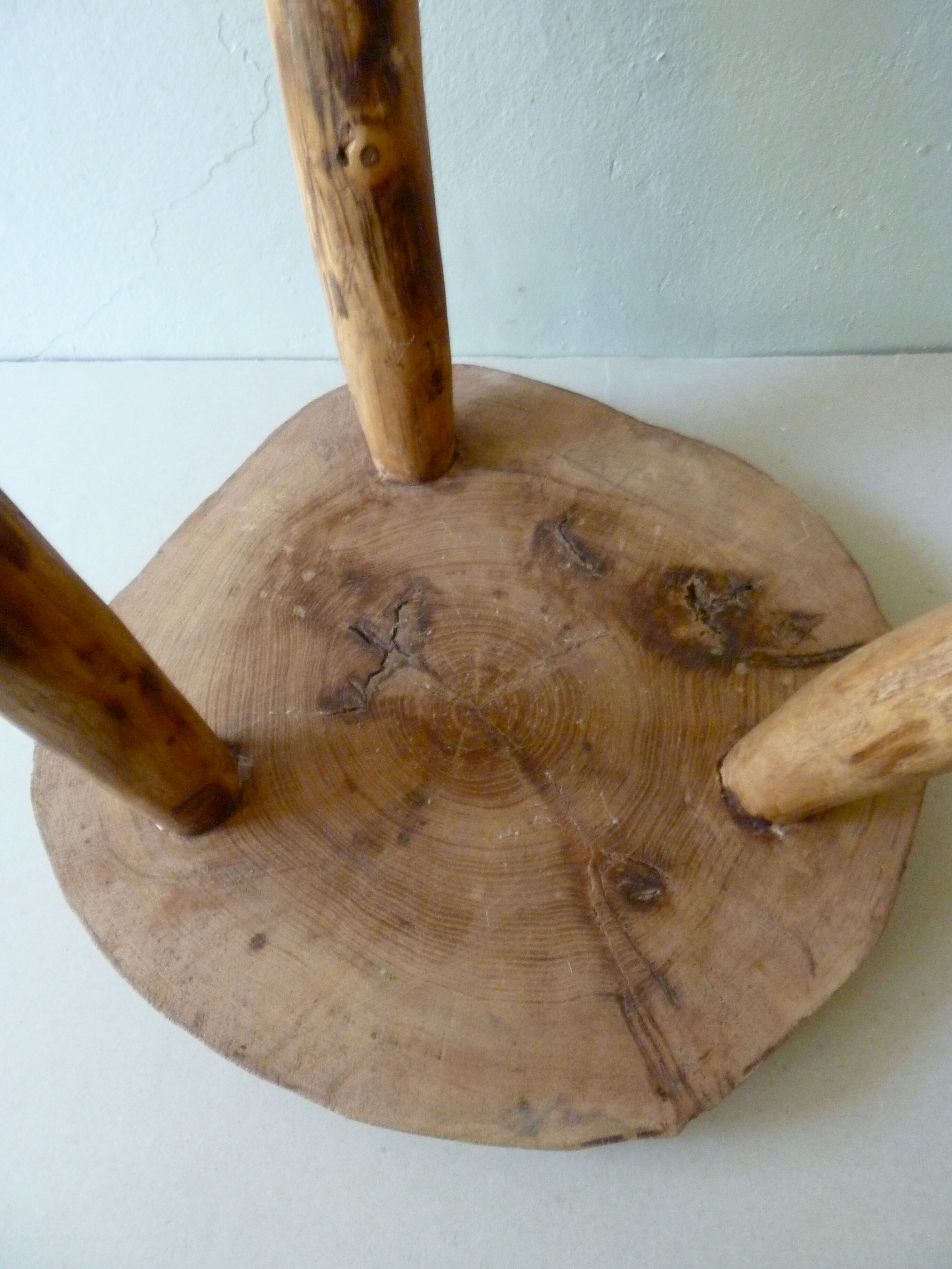 Tabouret de vacher tripode en bois massif