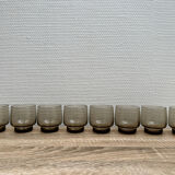 Huit verres à eau en verre fumé