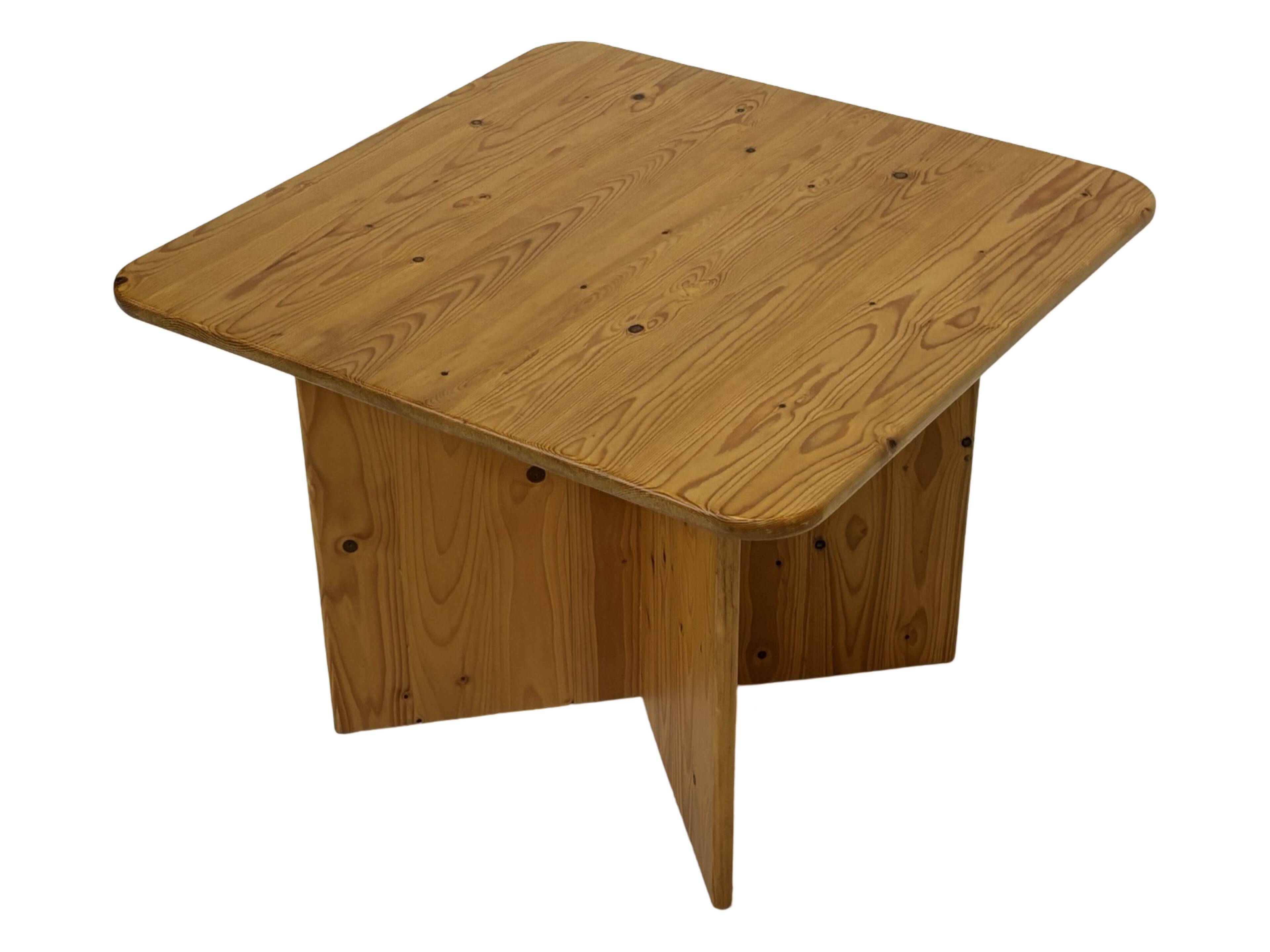 Table basse / table d'appoint vintage en pin au design organique minimaliste