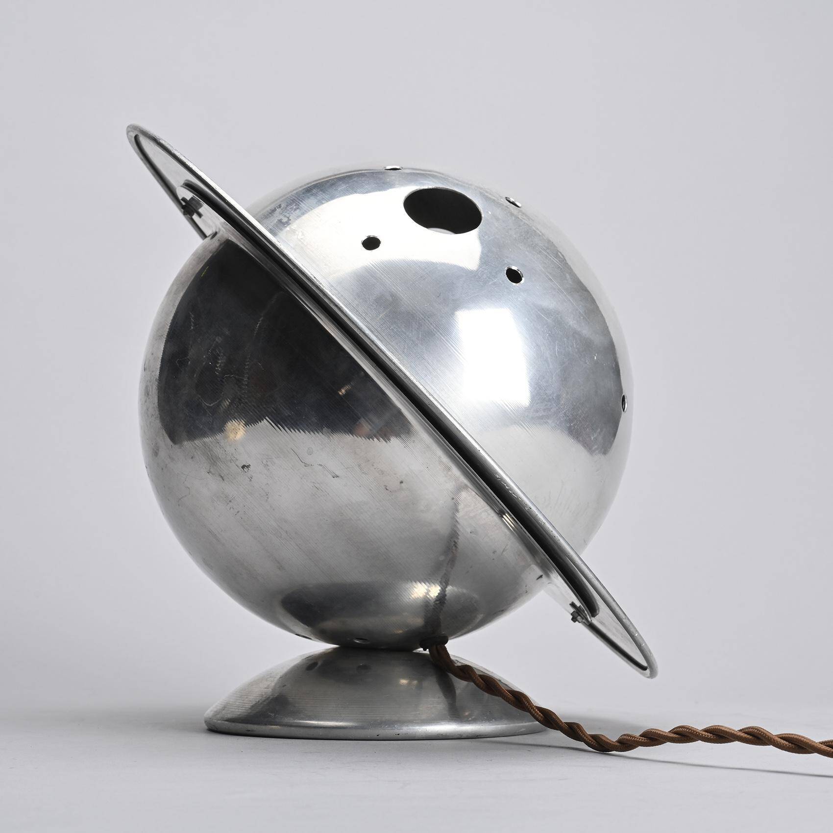 Lampe de table moderniste en aluminium, France, vers 1930