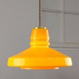 Lampe à suspension italienne du milieu du siècle en verre jaune et laiton