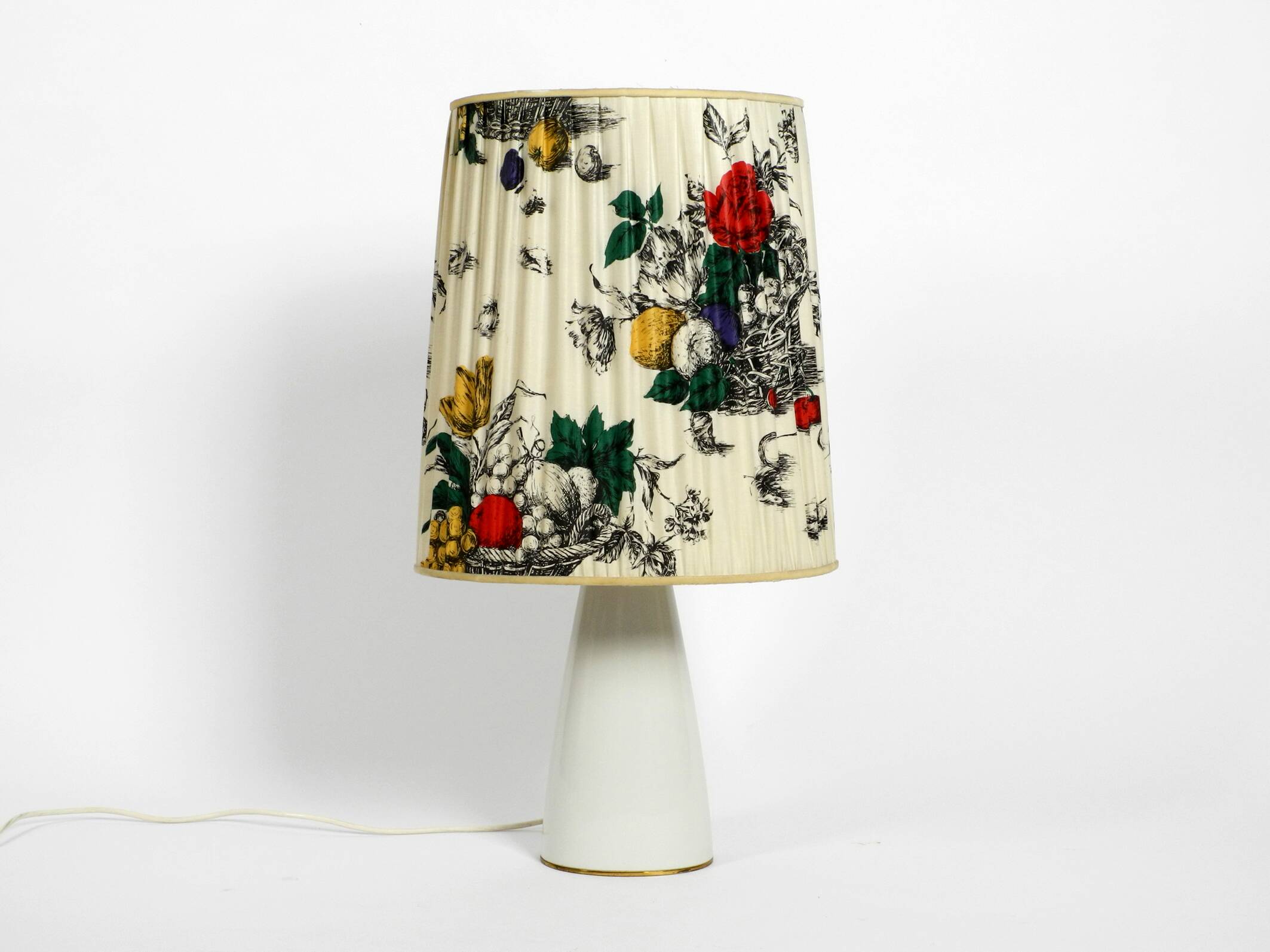 Large elegant 1960s KPM table lamp in porcelain and pleated silk lampshade