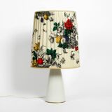Large elegant 1960s KPM table lamp in porcelain and pleated silk lampshade