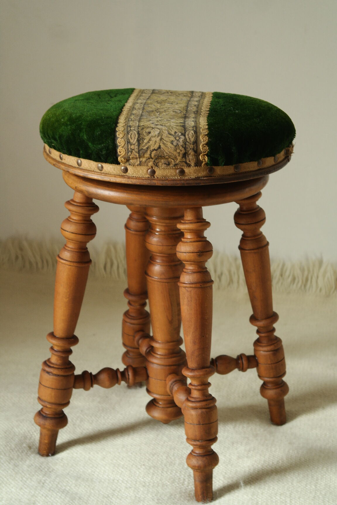 Napoleon III piano stool
