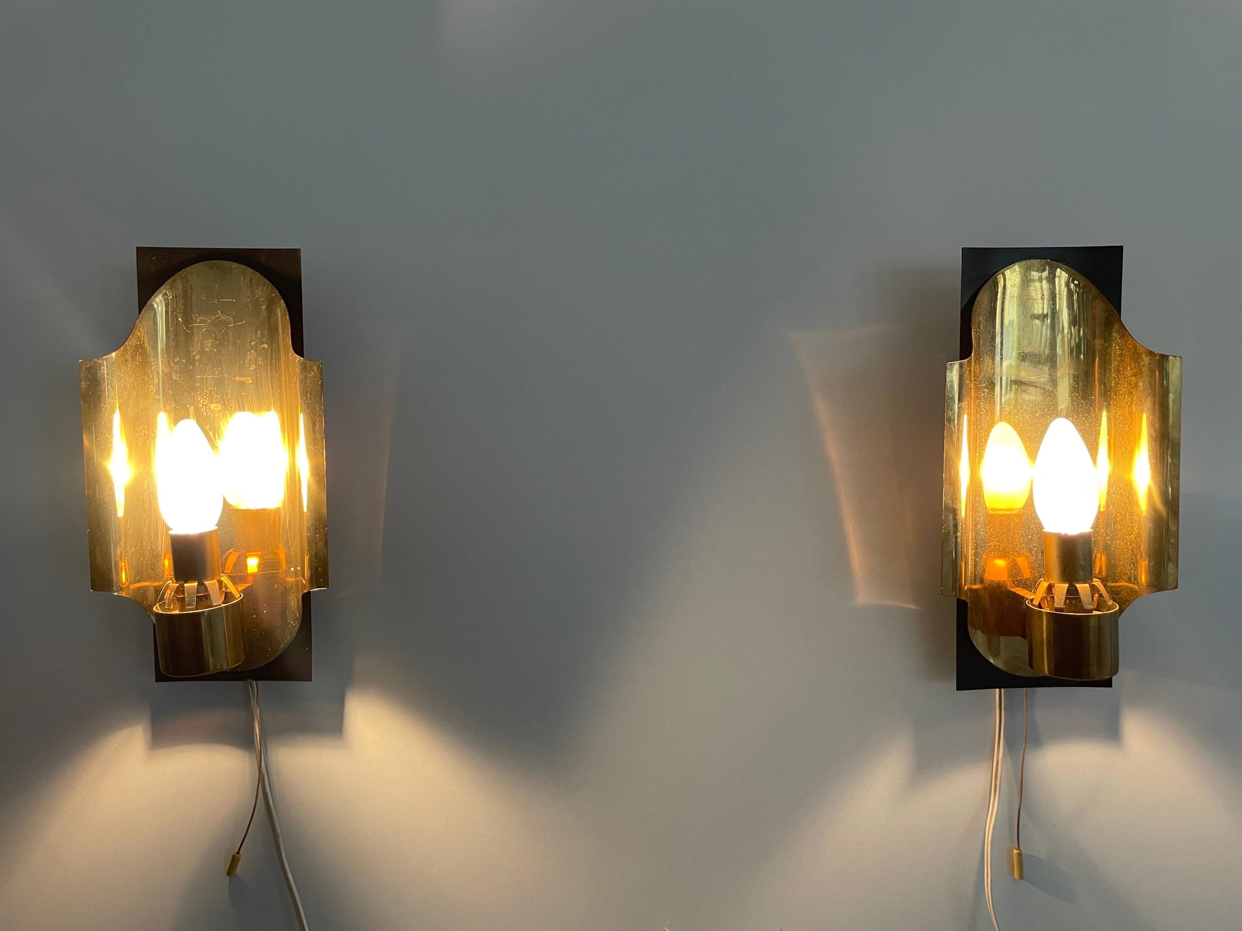 Mid-century pair of wall sconces in textured glass and brass, 1950s, Germany.