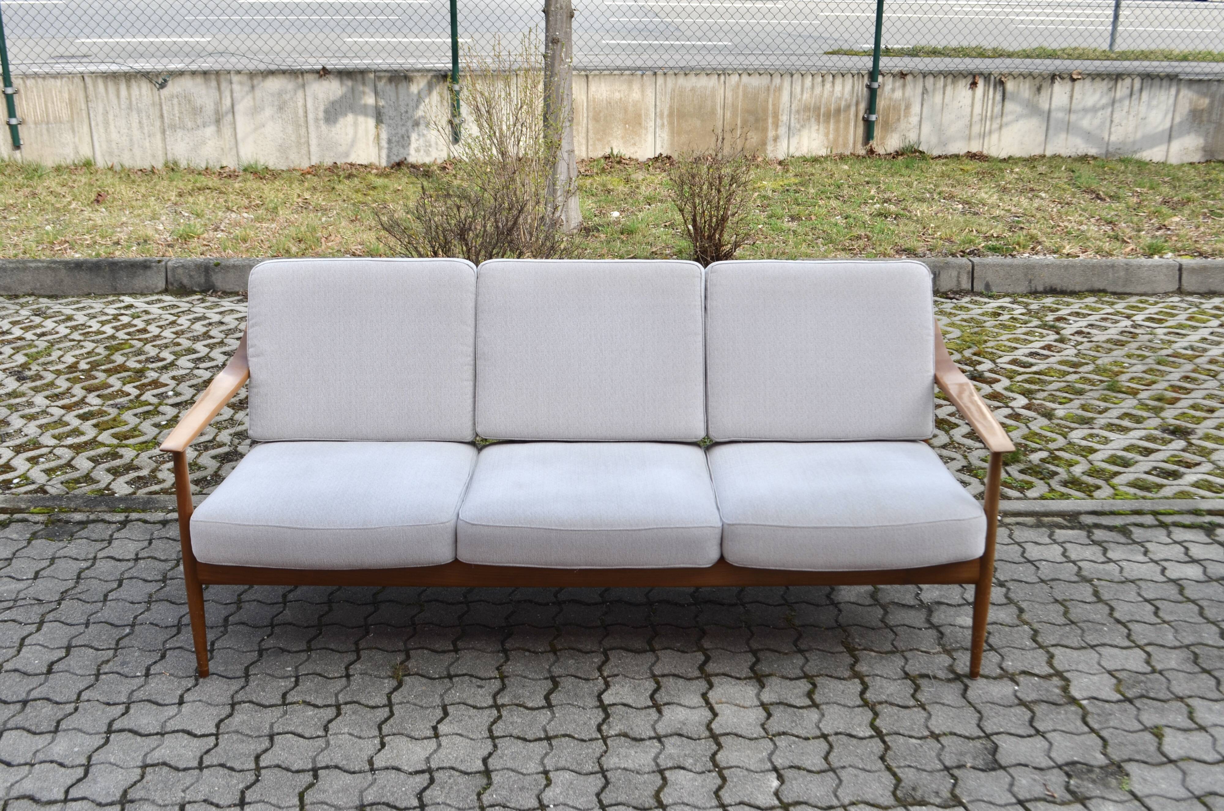 Knoll Antimott Sofa walnut