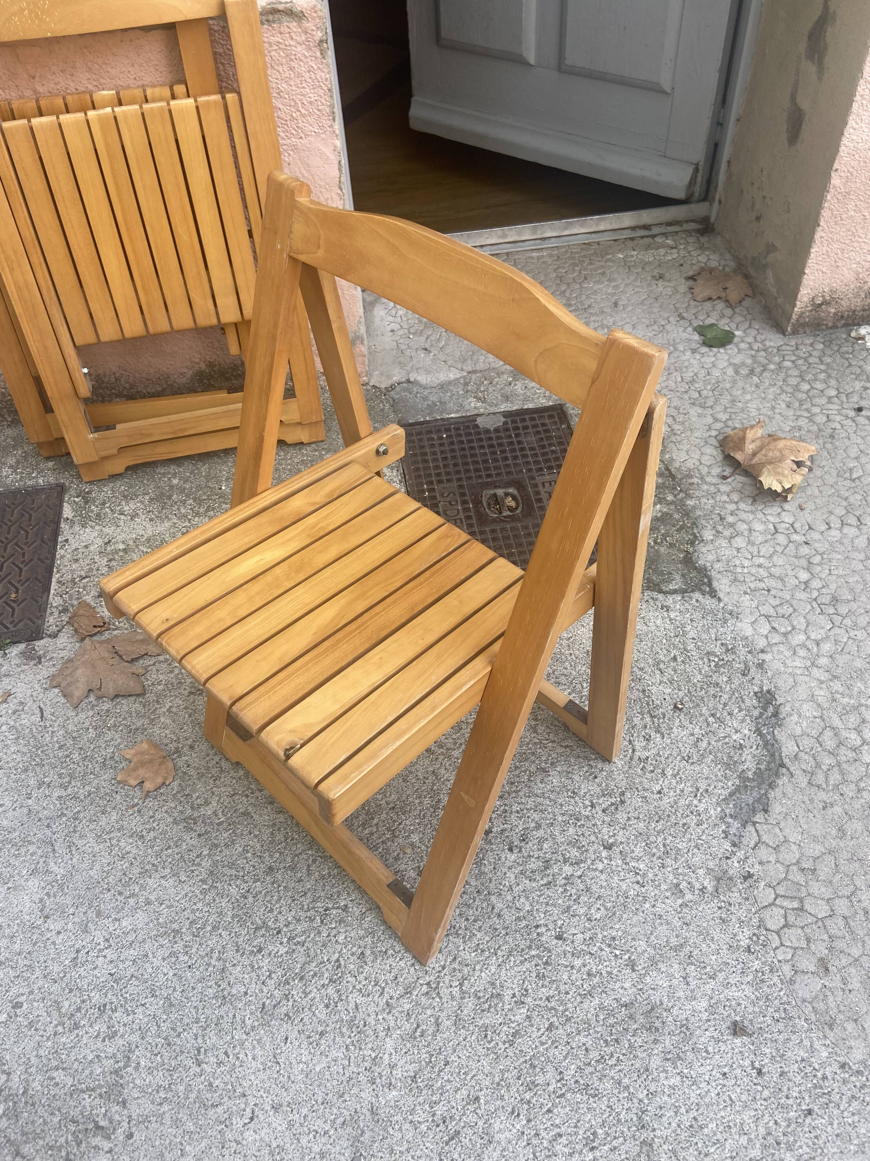 Series of 4 vintage wooden folding chairs