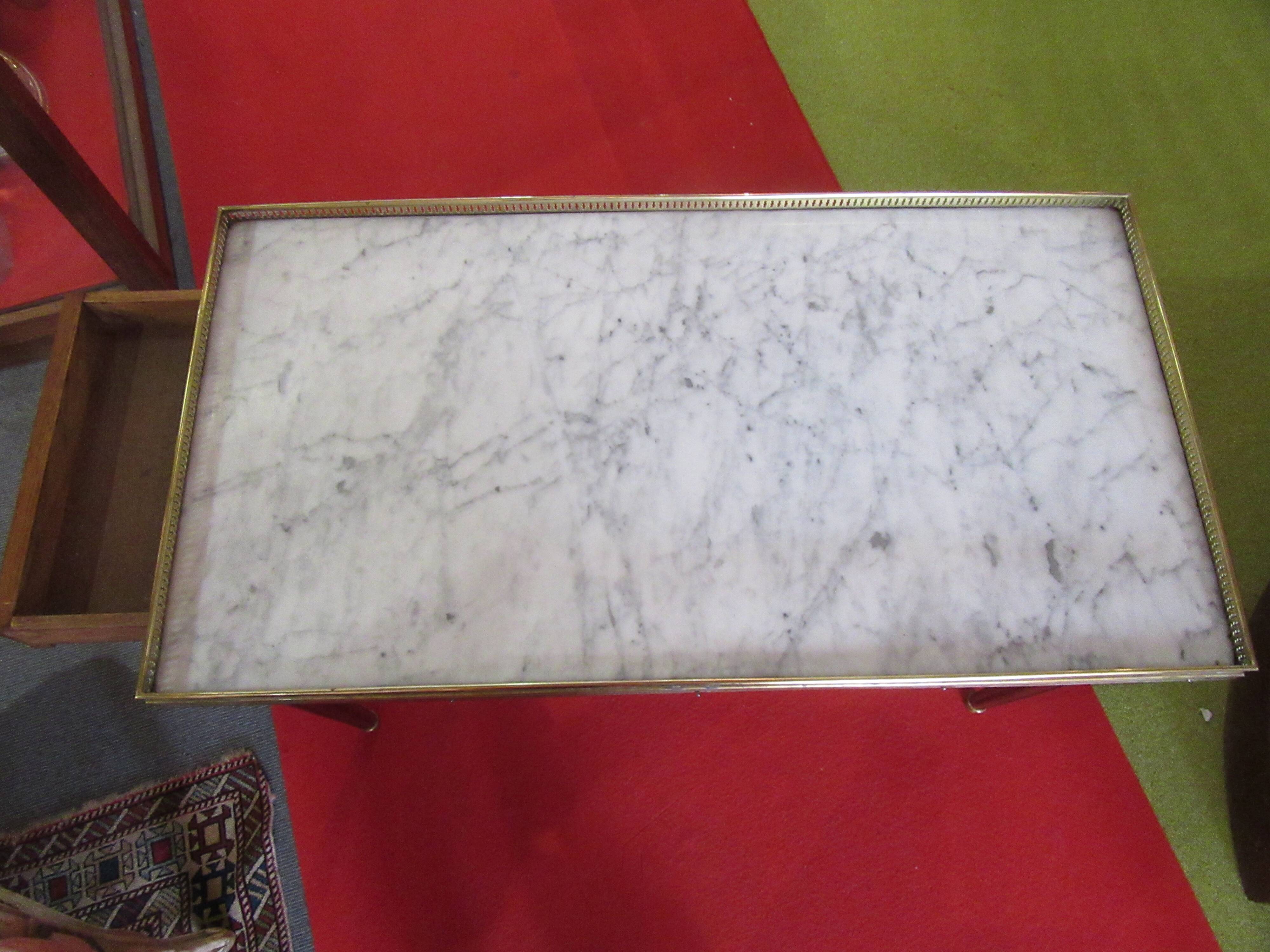 Table basse style louis XVI en acajou et laiton