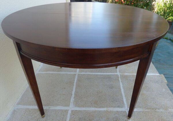 Table ronde en acajou ronde et placage acajou pied gaine à sabot laiton sty