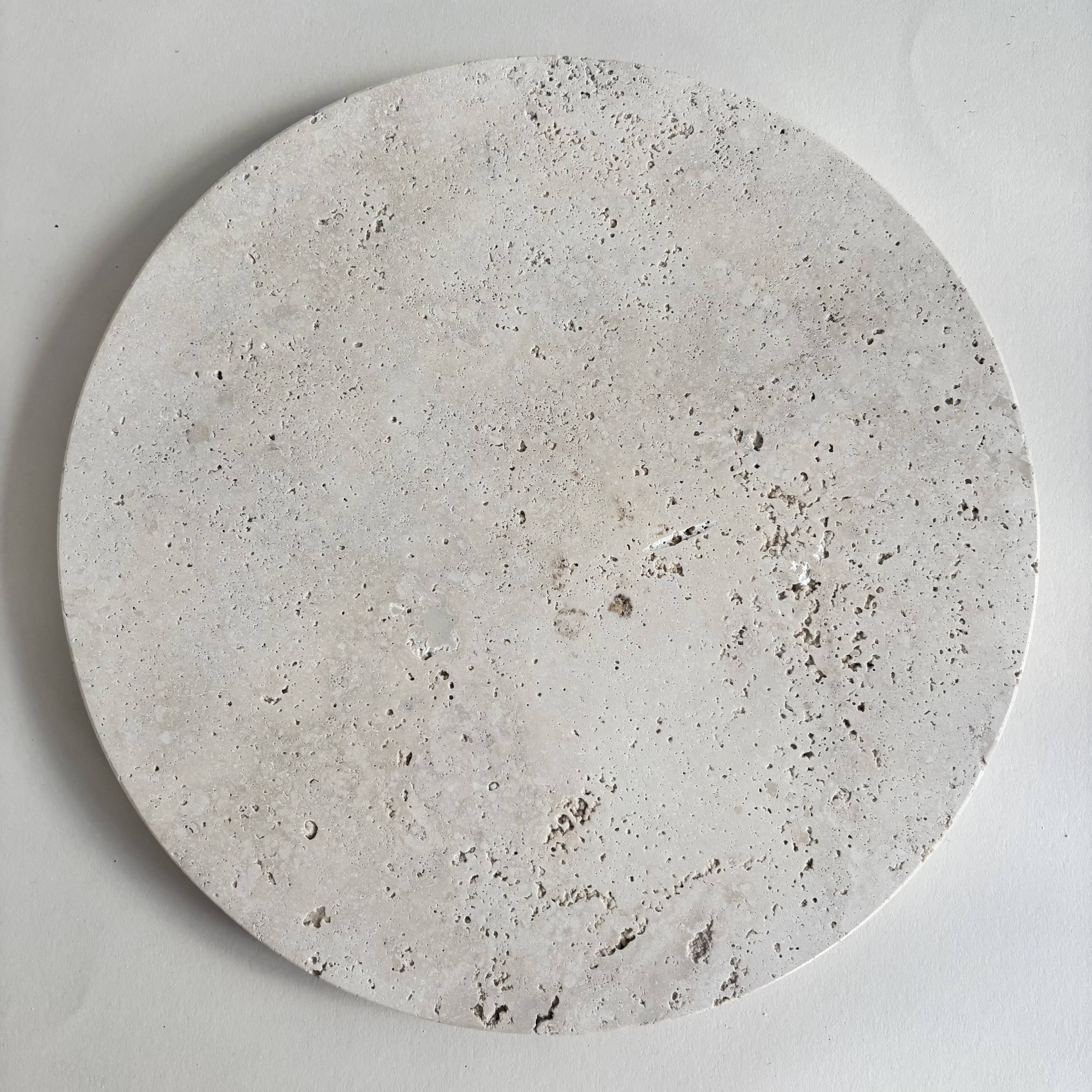 Circular flat travertine pocket emptier