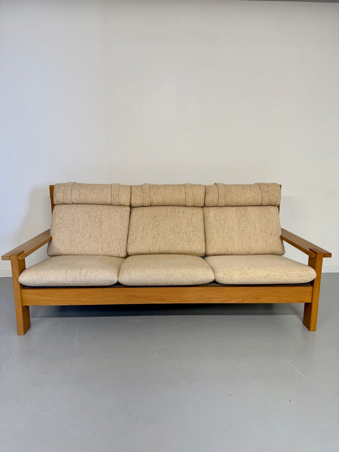 Three-seater canapé in solid oak with Scandinavian design fabric from the 1970s.