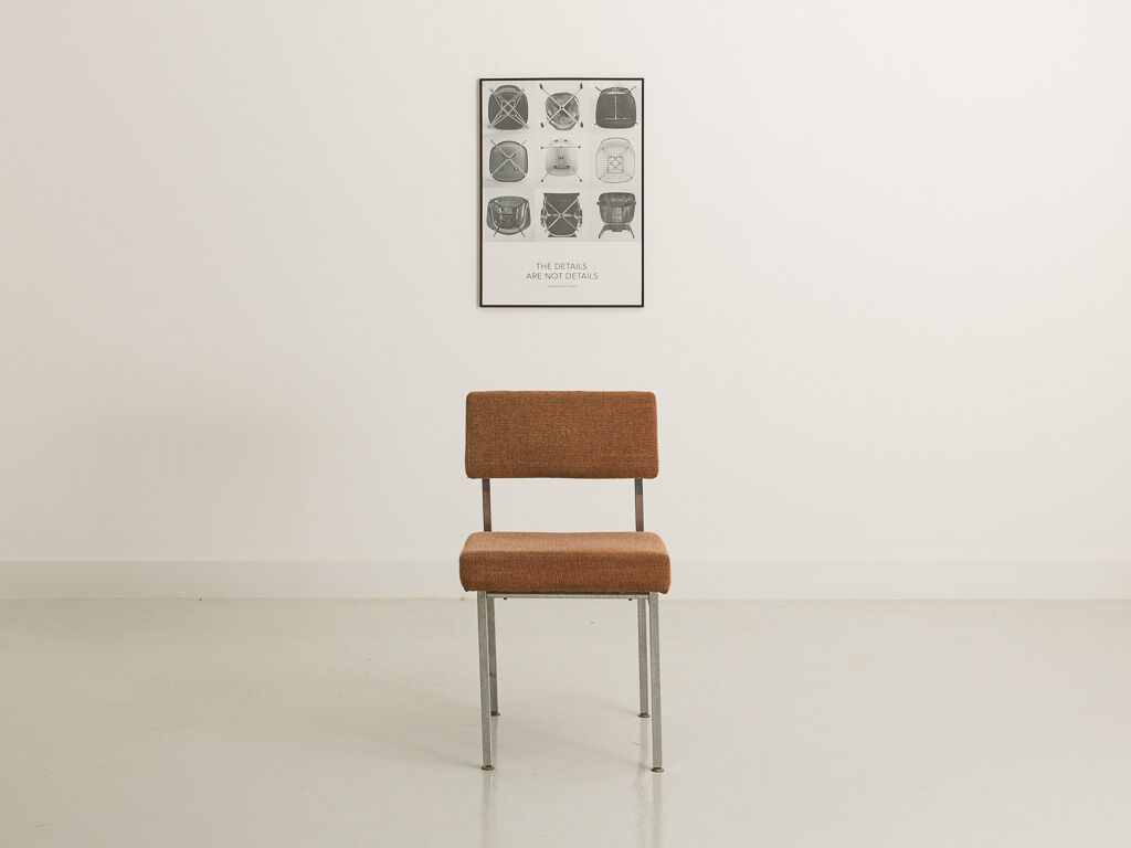 Chaise de bureau avec une structure en acier chromé et dossier large