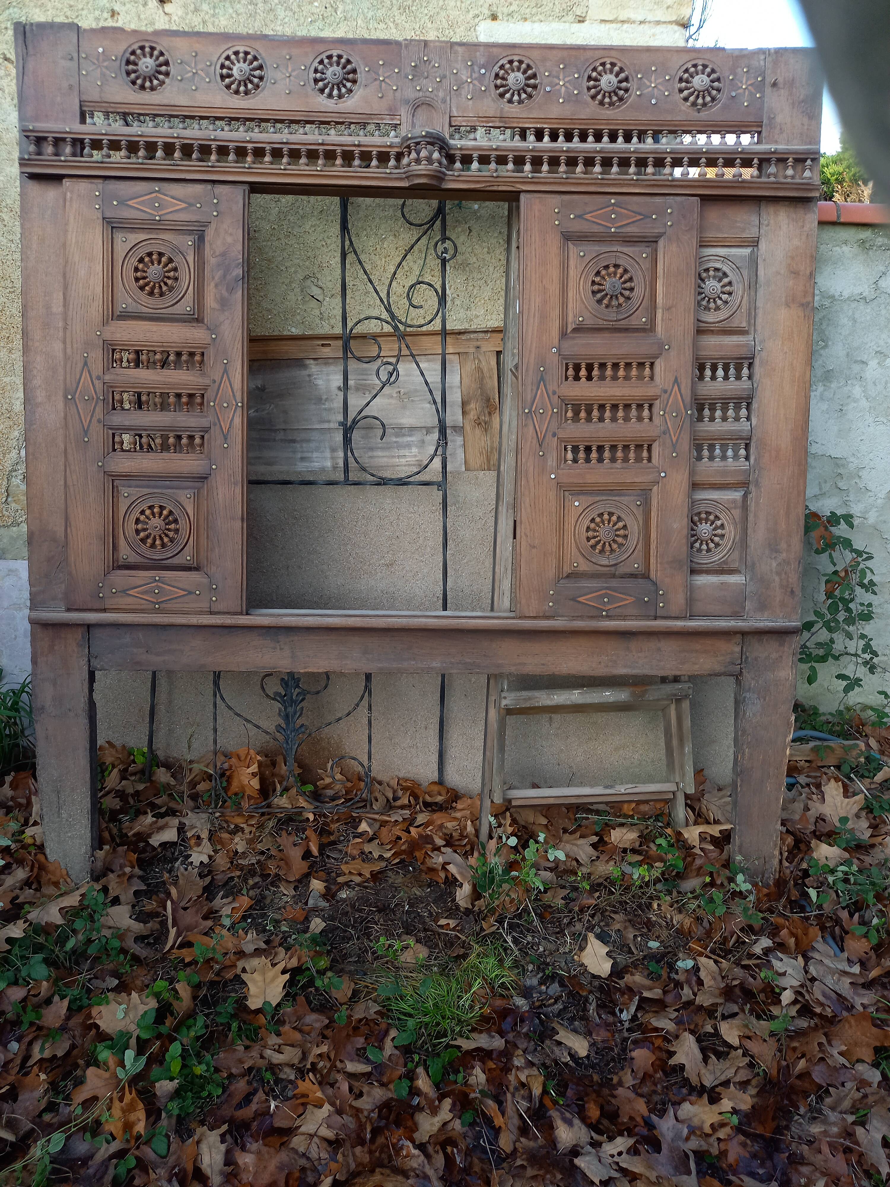 Old Breton closed bed façade