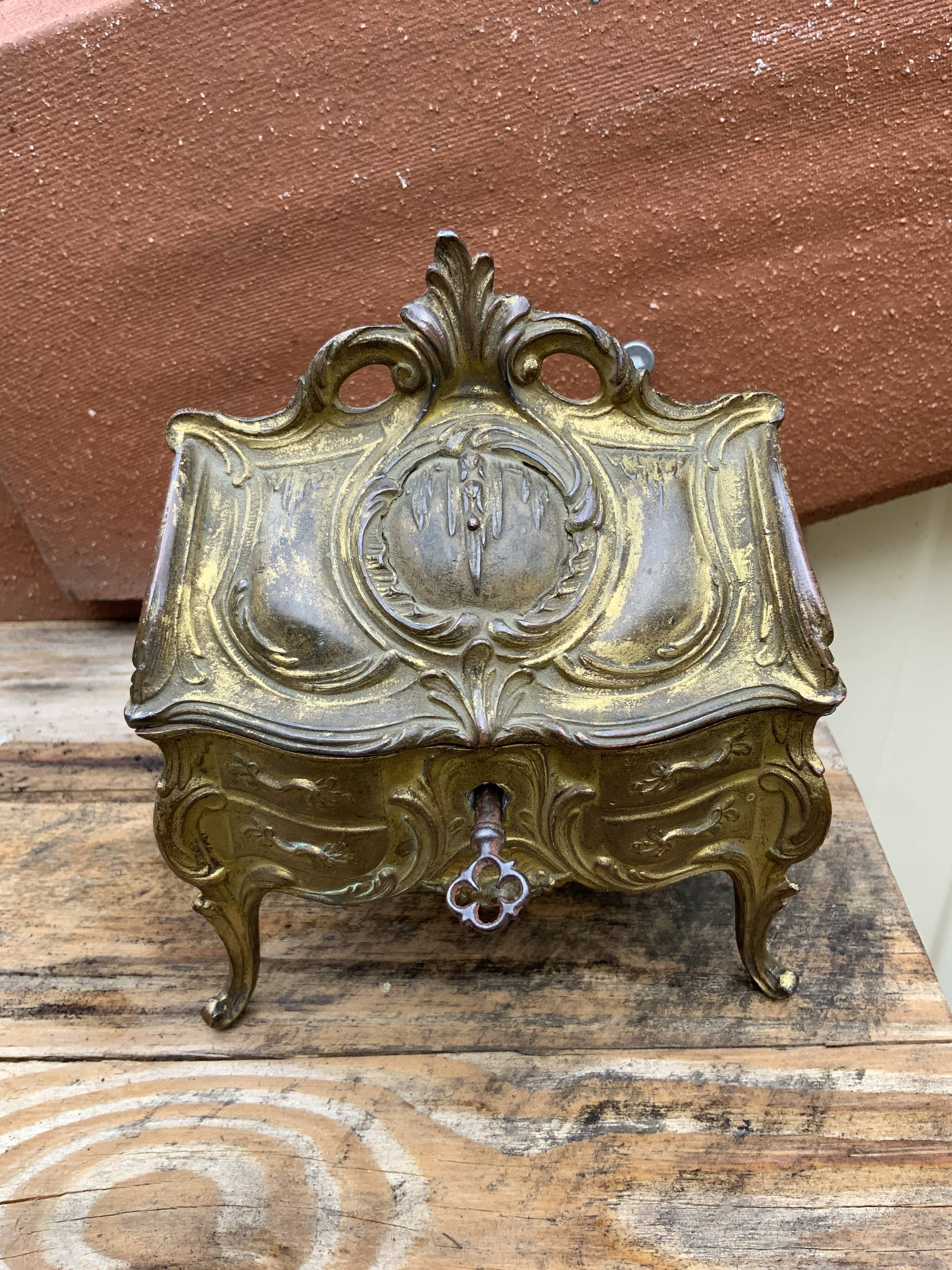 Boîte à bijoux ancienne en bronze doré avec sa clef forme commode galbée