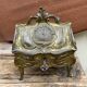 Boîte à bijoux ancienne en bronze doré avec sa clef forme commode galbée