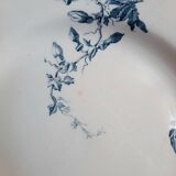 Assiettes plates anciennes dépareillées accompagnées d'un plat