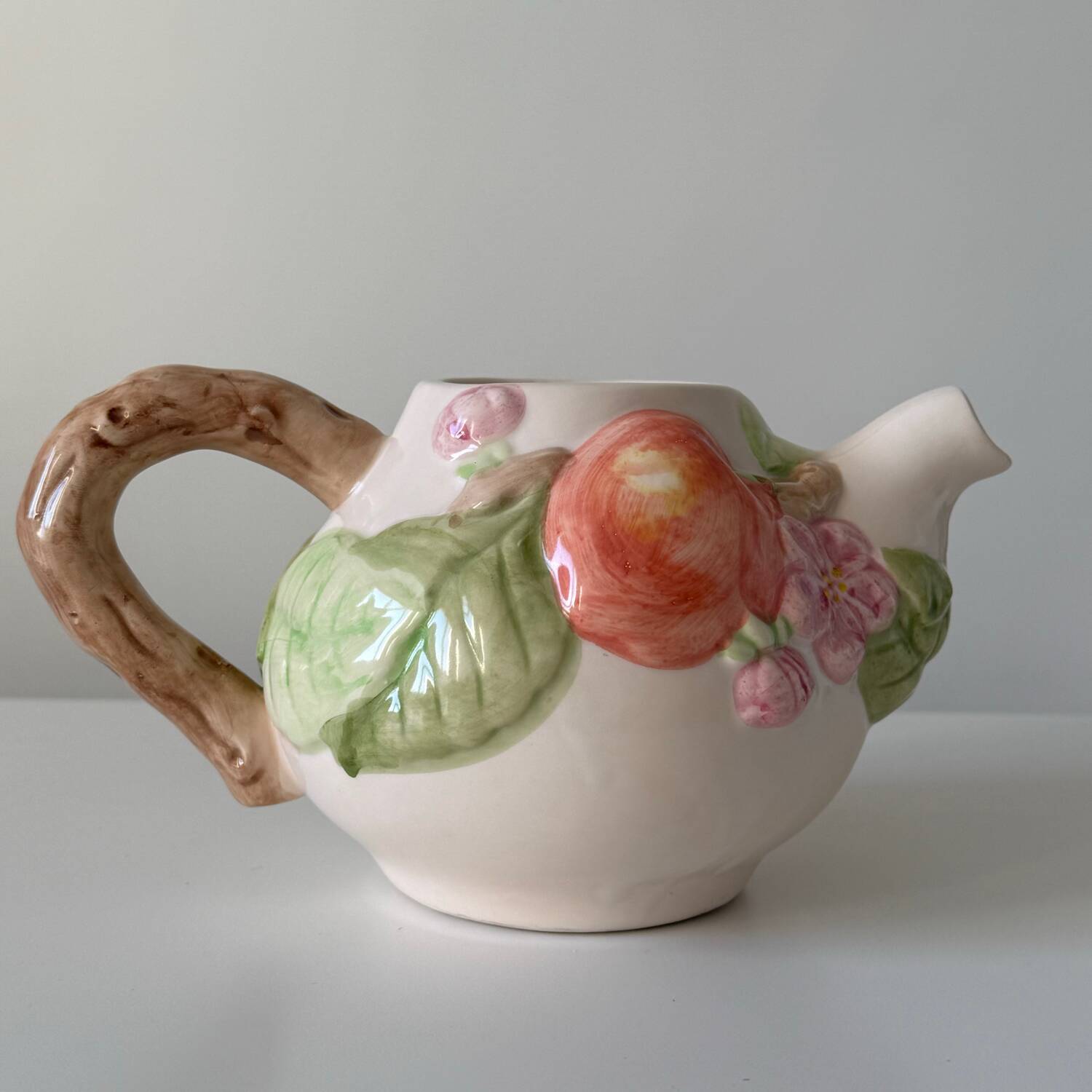 Théière en barbotine