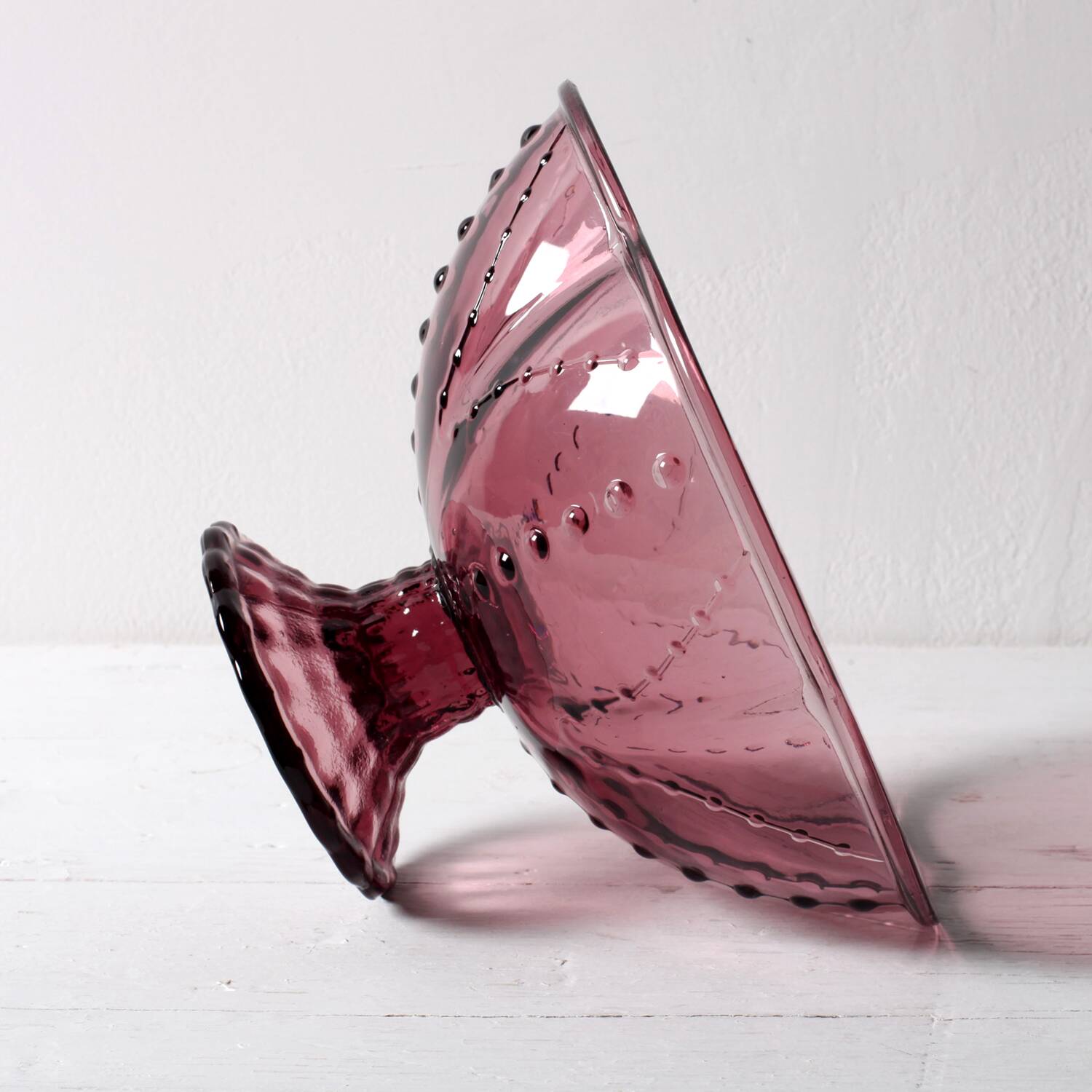 Coupe à fruits en verre pressé améthyste Yngaren par Sara Fager, Suède années 2000