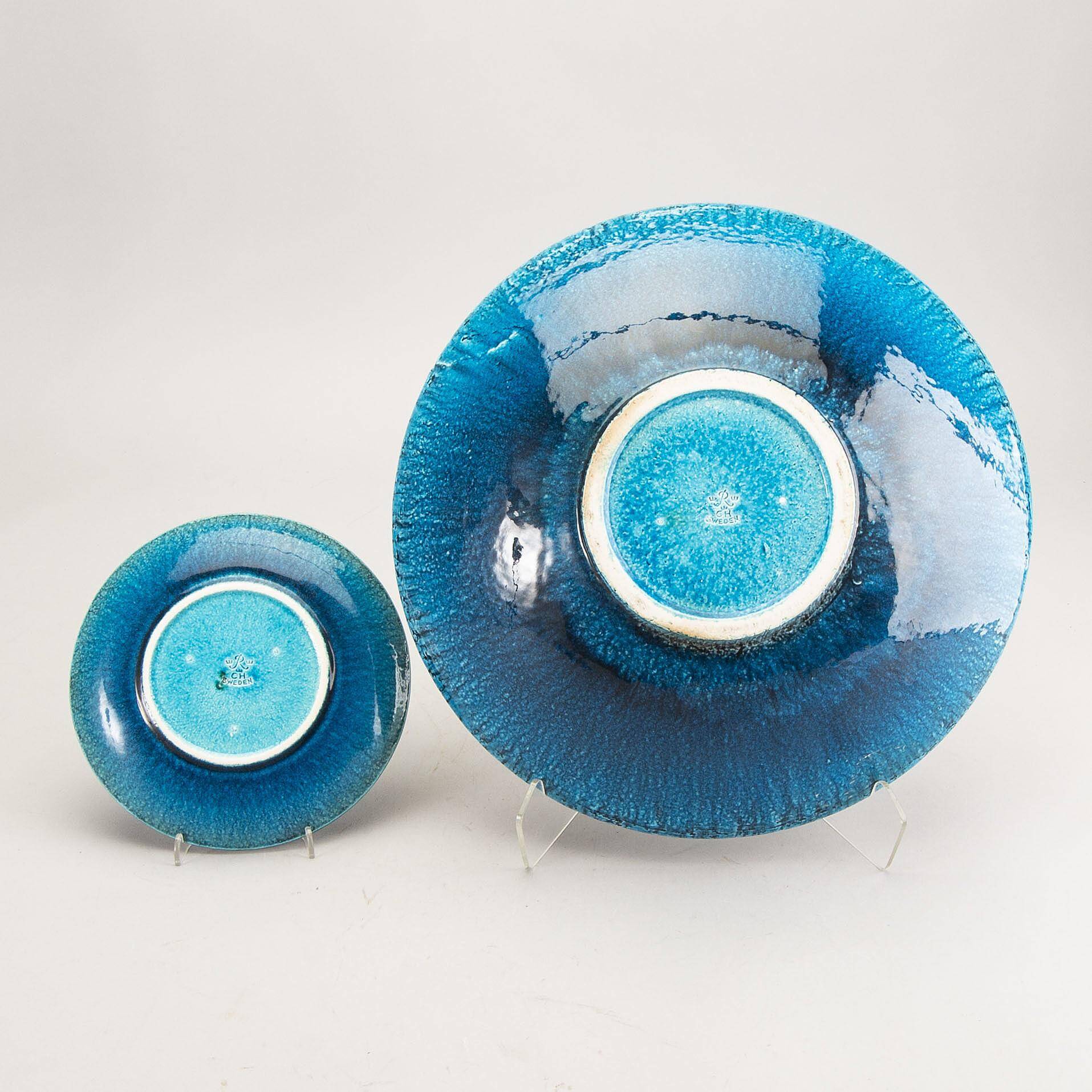 Un bol en grès et 11 assiettes par Charlotte Hamilton, Suède, 1970, Signé