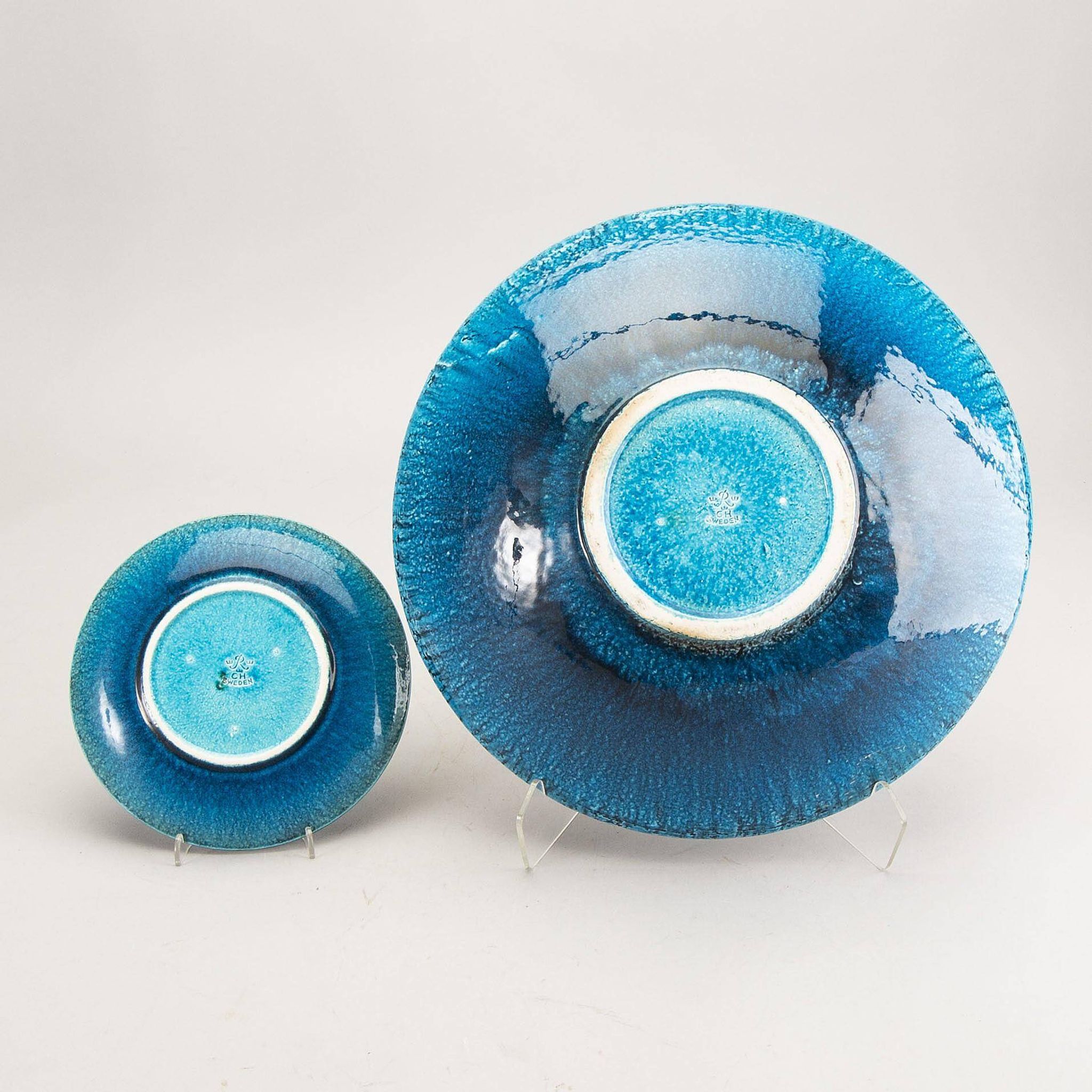 A stoneware bowl and 11 plates by Charlotte Hamilton, Sweden, 1970, Signed