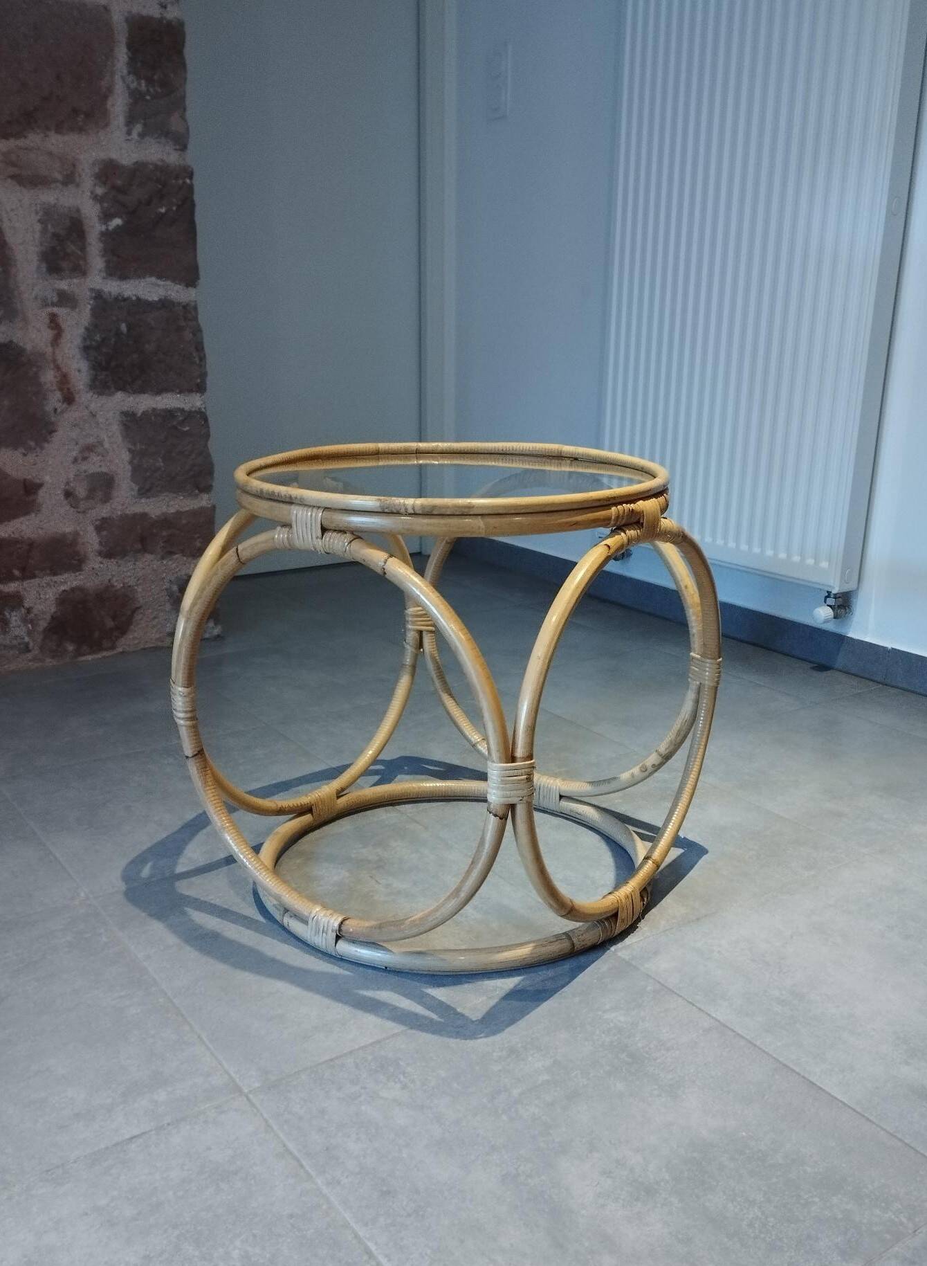 Table basse en rotin, bambou et verre, Design Space Age Vintage