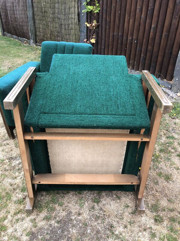 Duo de fauteuils vintage à tissus vert.