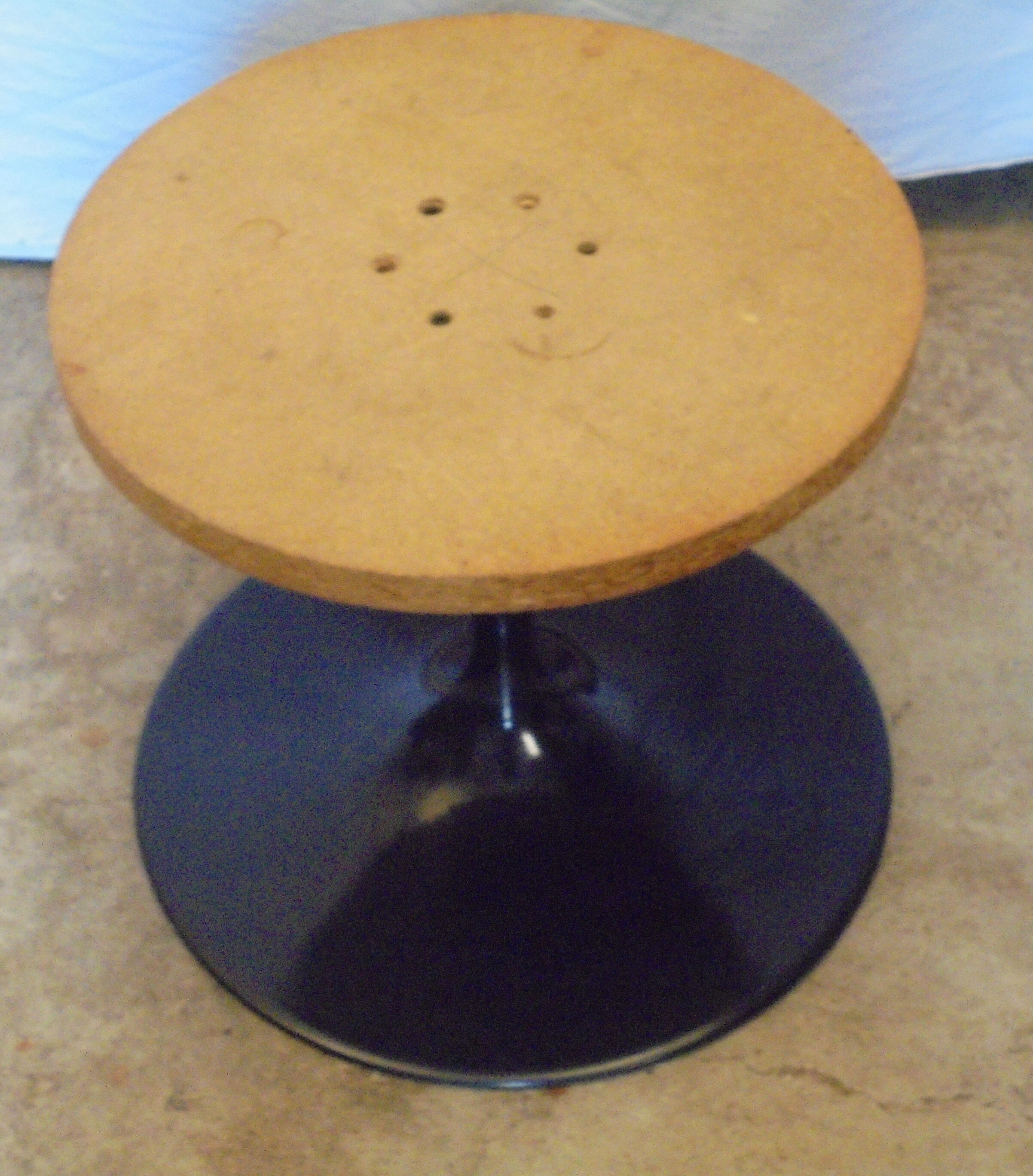 Coffee table round double-sided tray and tulip foot 70s