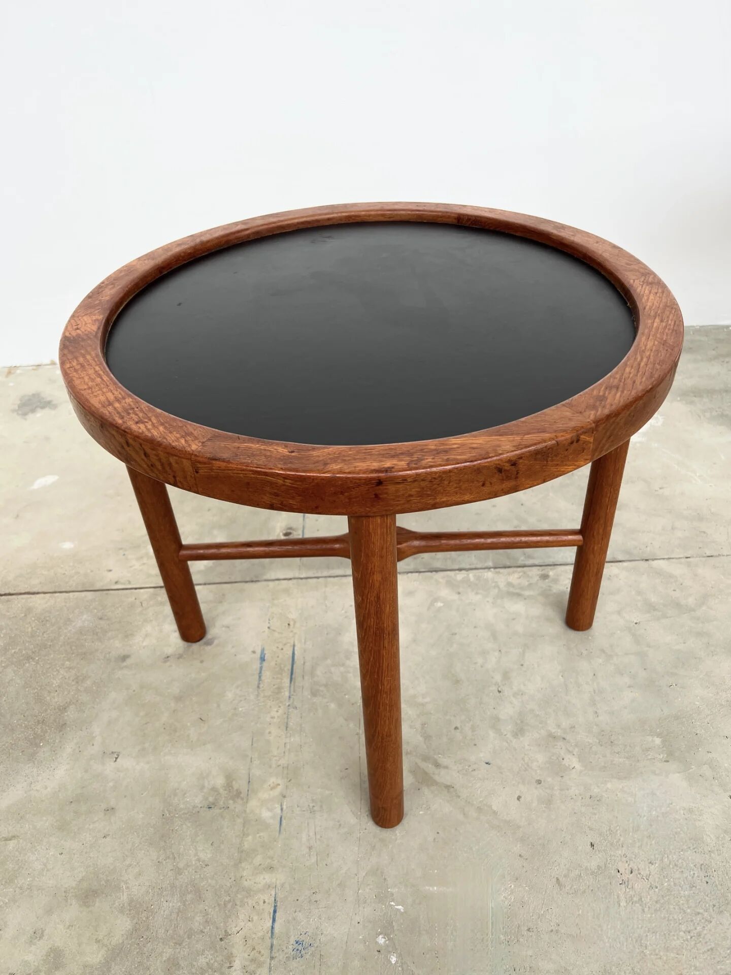 Duo of round coffee tables with a reversible top — Crossed base