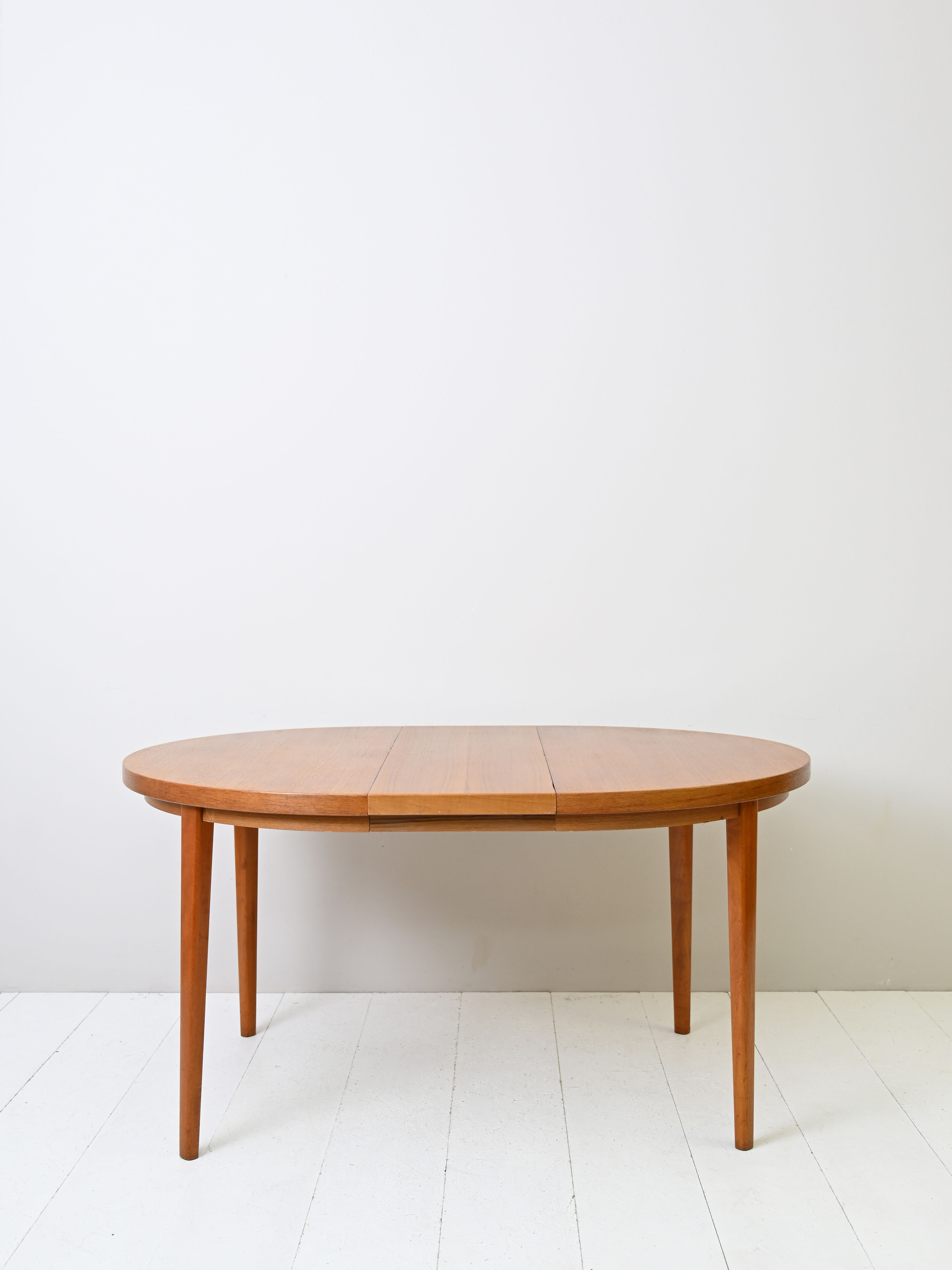 1960s Extendable round dining table