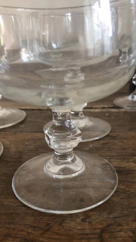 10 champagne glasses