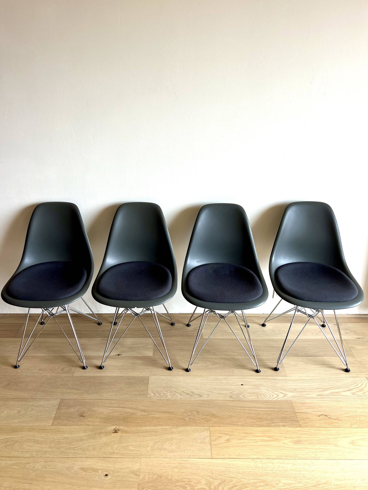 Lot of 4 original Eames DSR chairs by Vitra – with cushion
