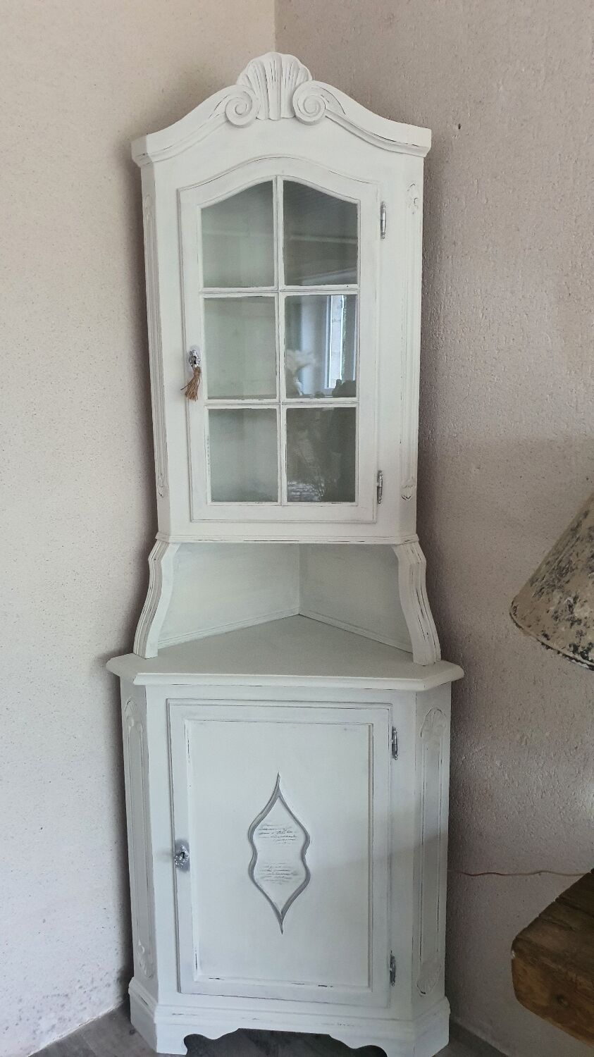 Corner unit with worn effect