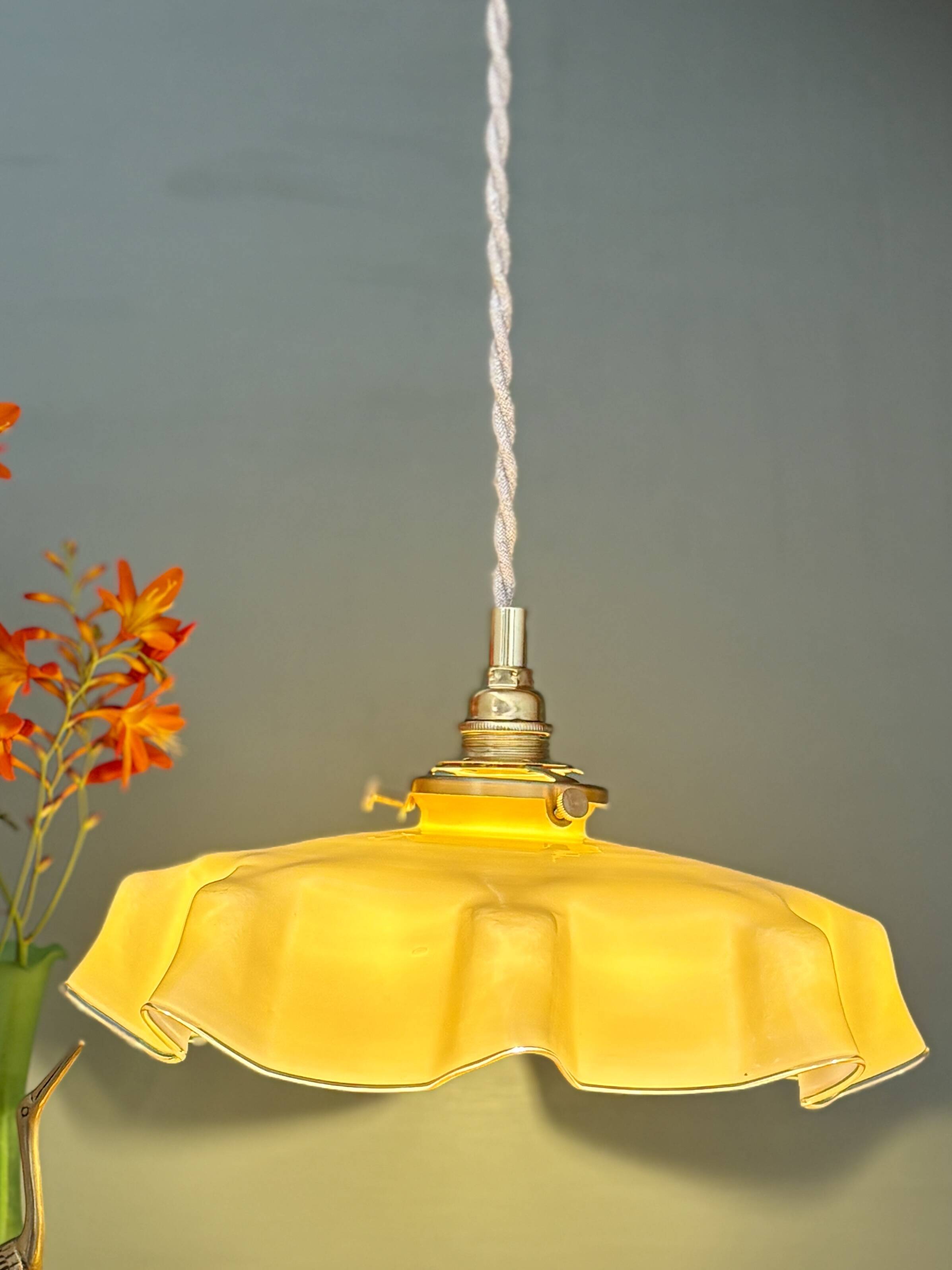 Suspension abat-jour vintage en opaline jaune