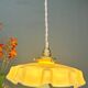 Suspension abat-jour vintage en opaline jaune