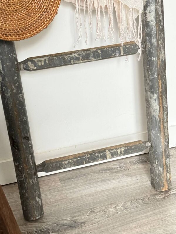 Ancienne échelle décorative en bois