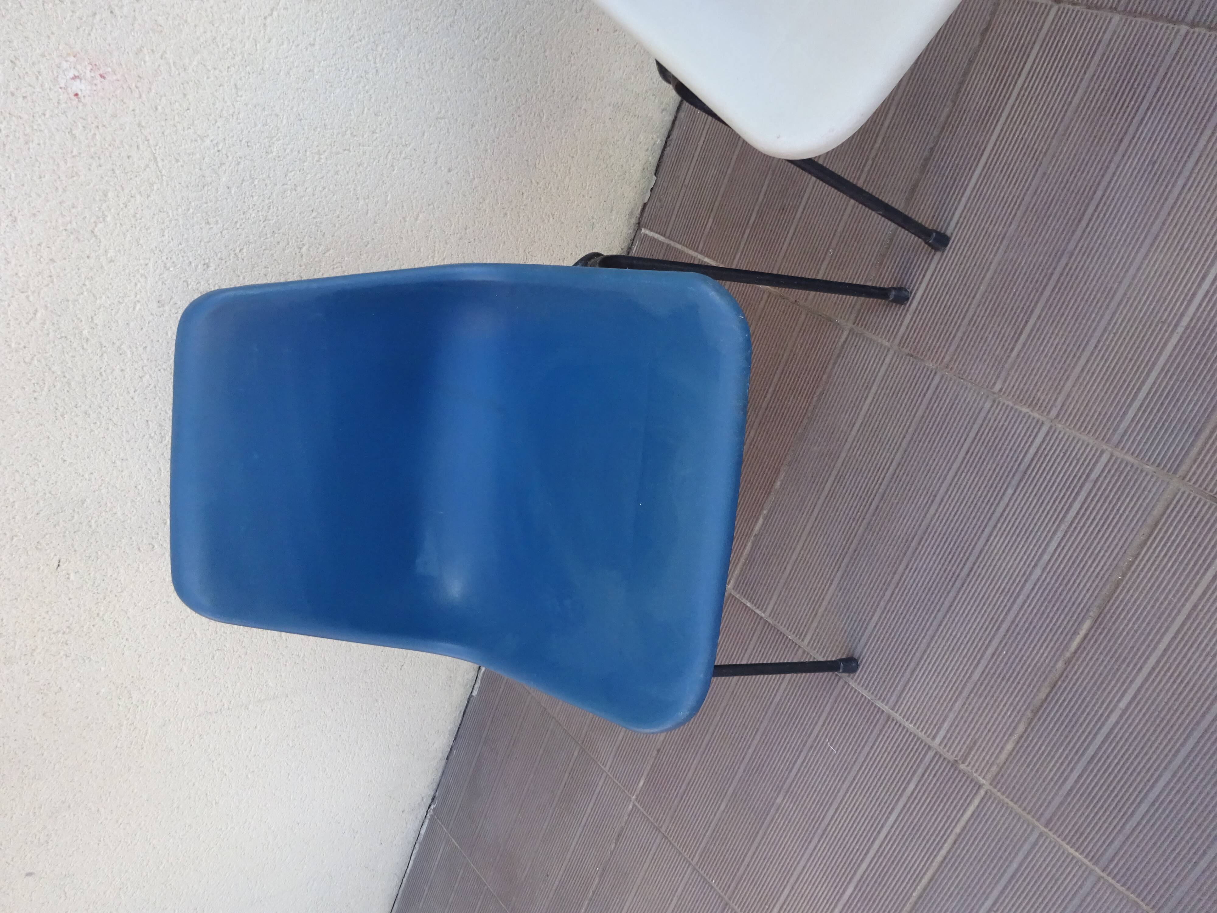 Pair of chairs by Robin Day Helli edition 60