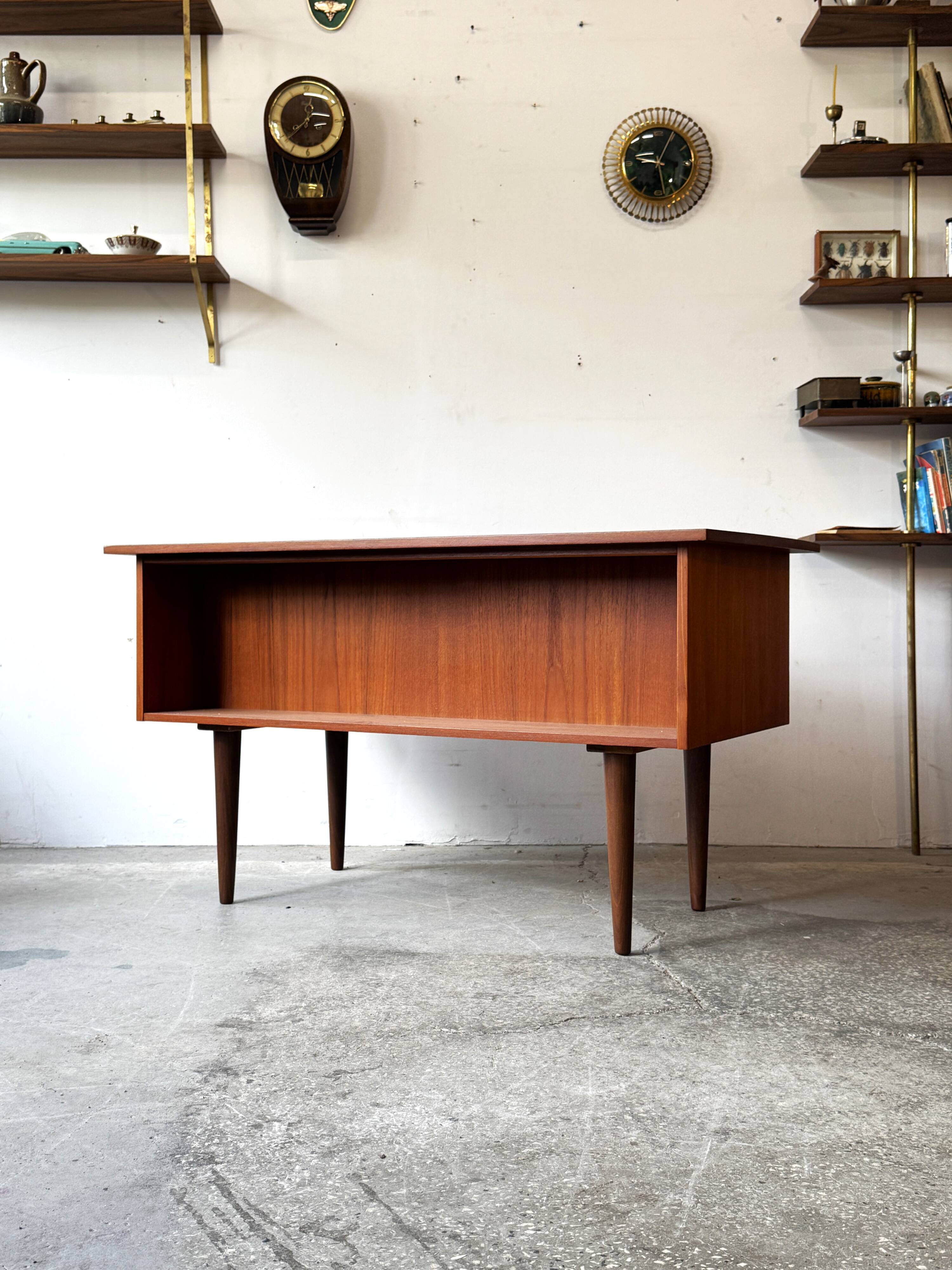Freestanding teak desk, Denmark 60s/70s, vntg, mid-c modern