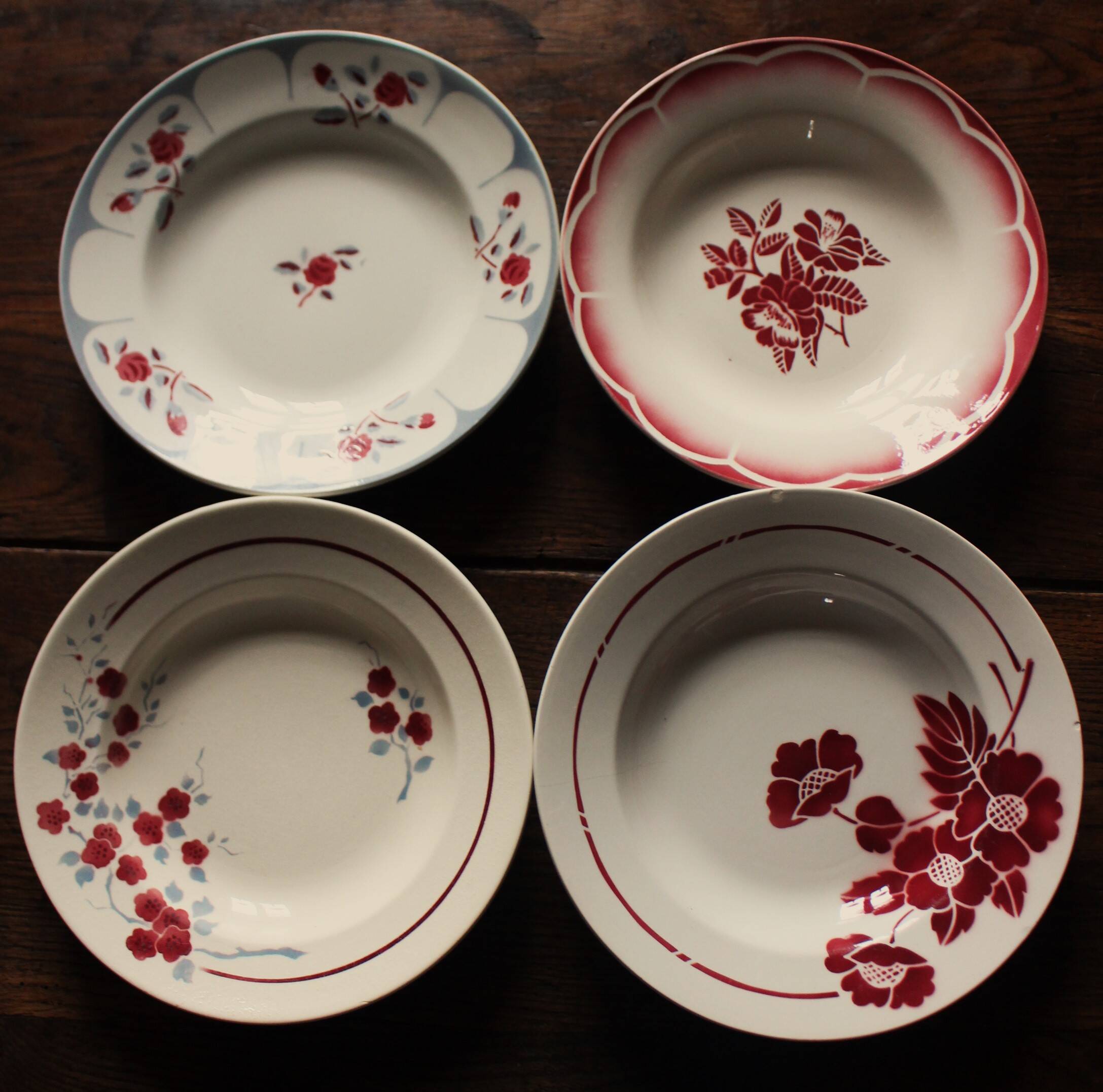 A set of 4 mismatched Art Deco red blue soup plates