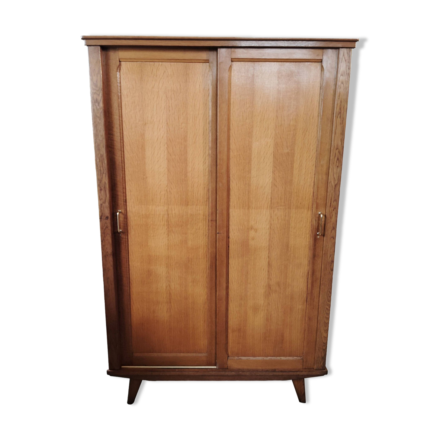 Scandinavian sliding wardrobe 50-60 feet compass