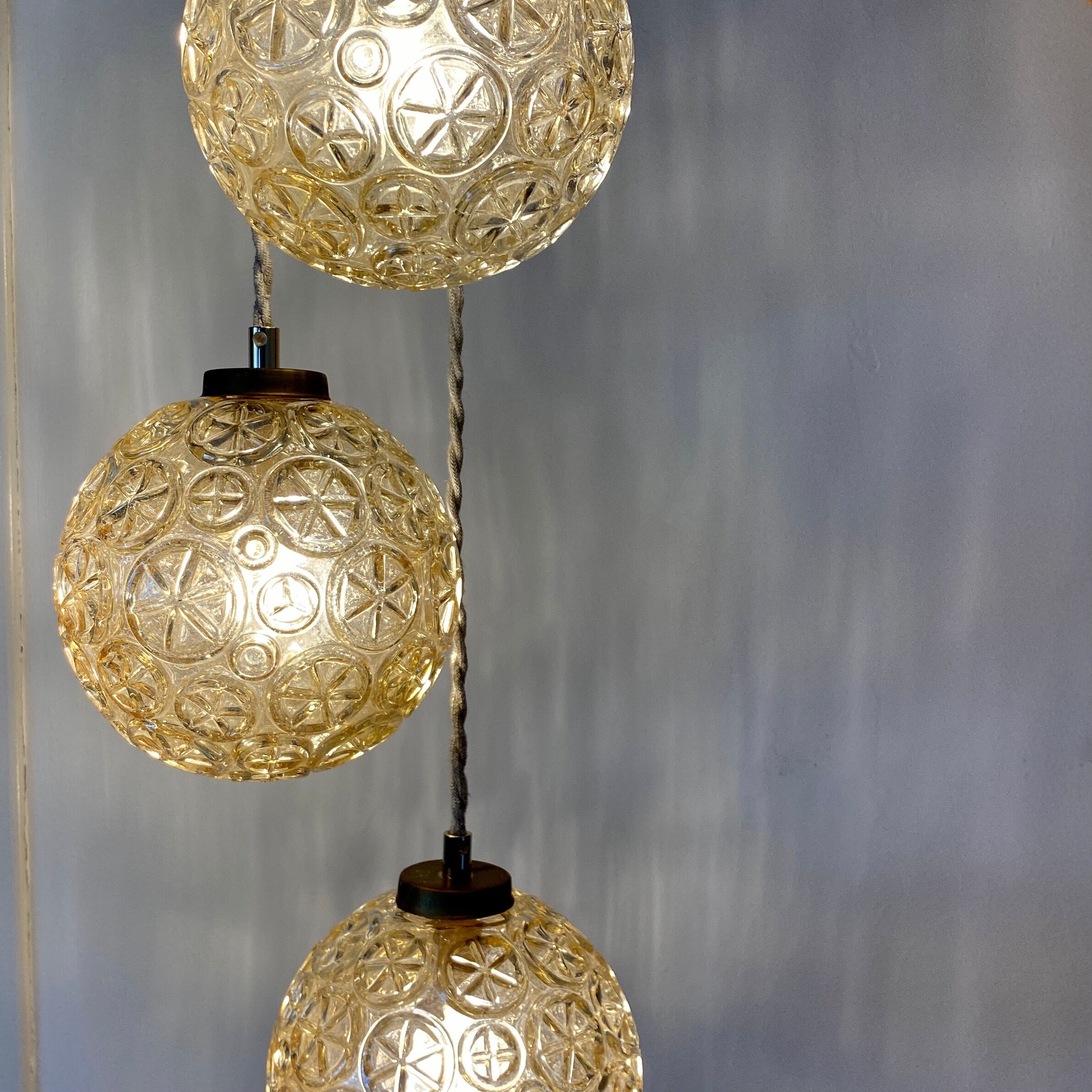 Suspension cascade trois feux globes vintage en verre ambré