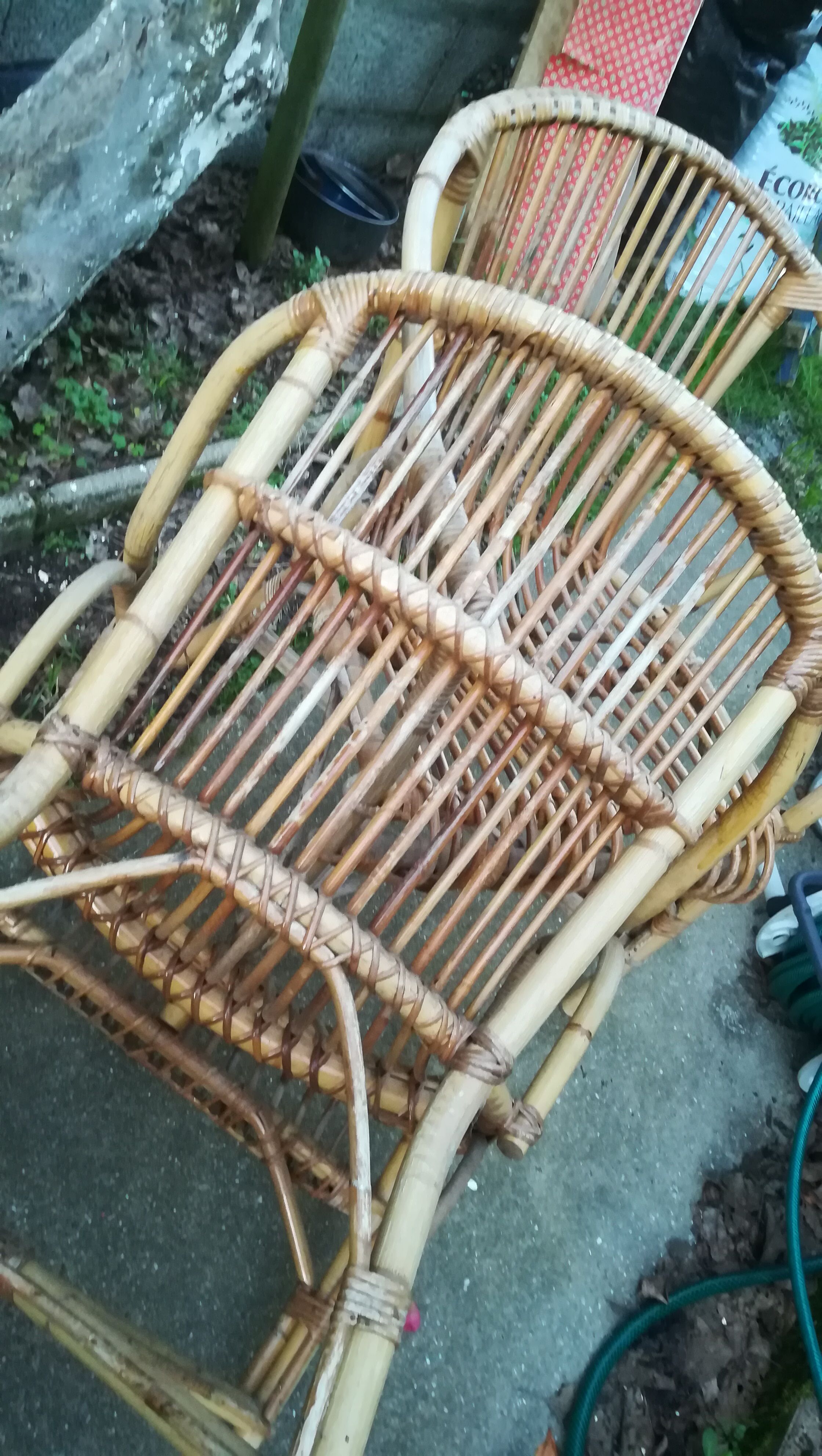 Paire de fauteuils en rotin patinés naturels