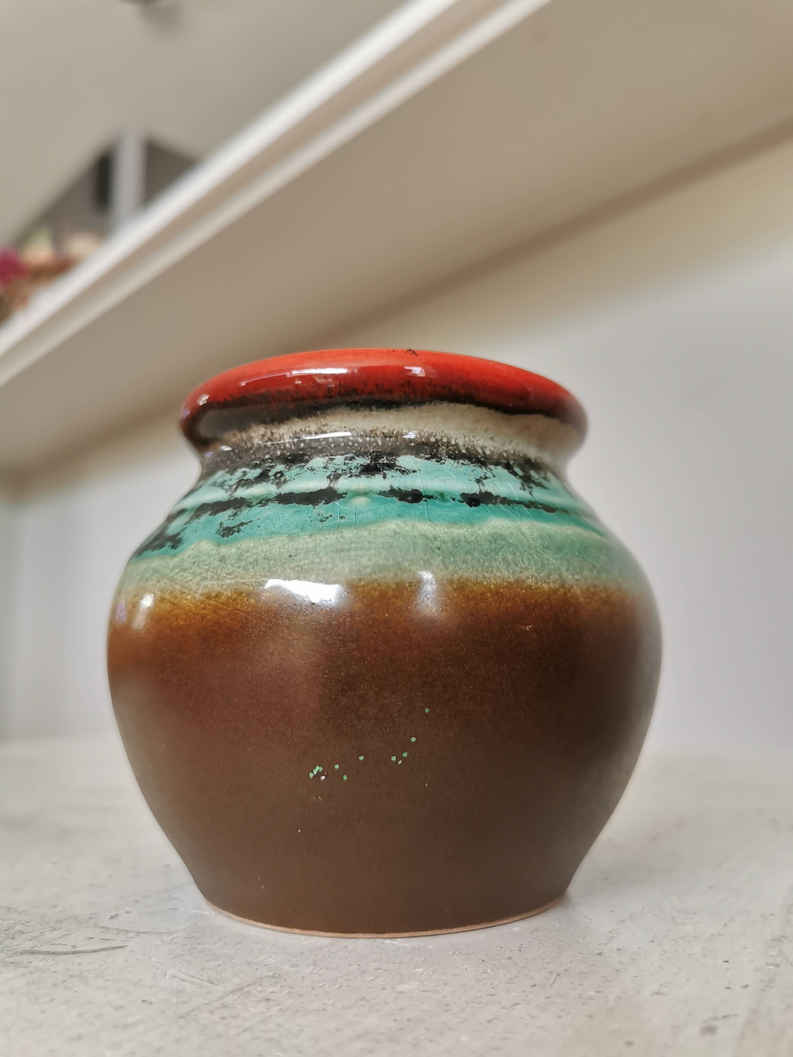 Vase vintage en céramique KIL de Yougoslavie : bordure marron, turquoise et rouge, années 1970