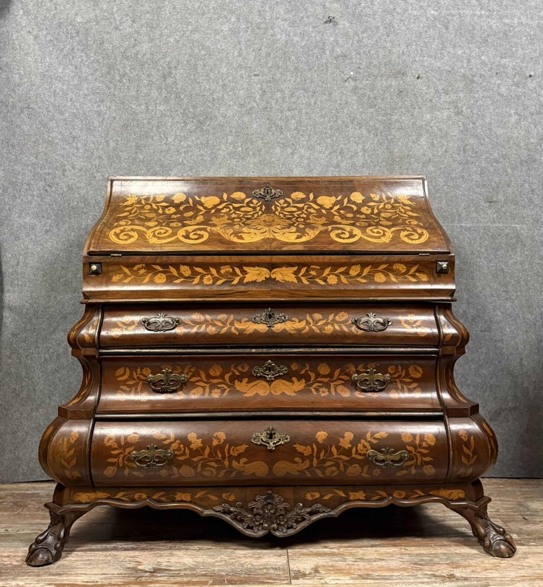 Holland 18th century: Scribanne chest of drawers with curved shape in molded wood