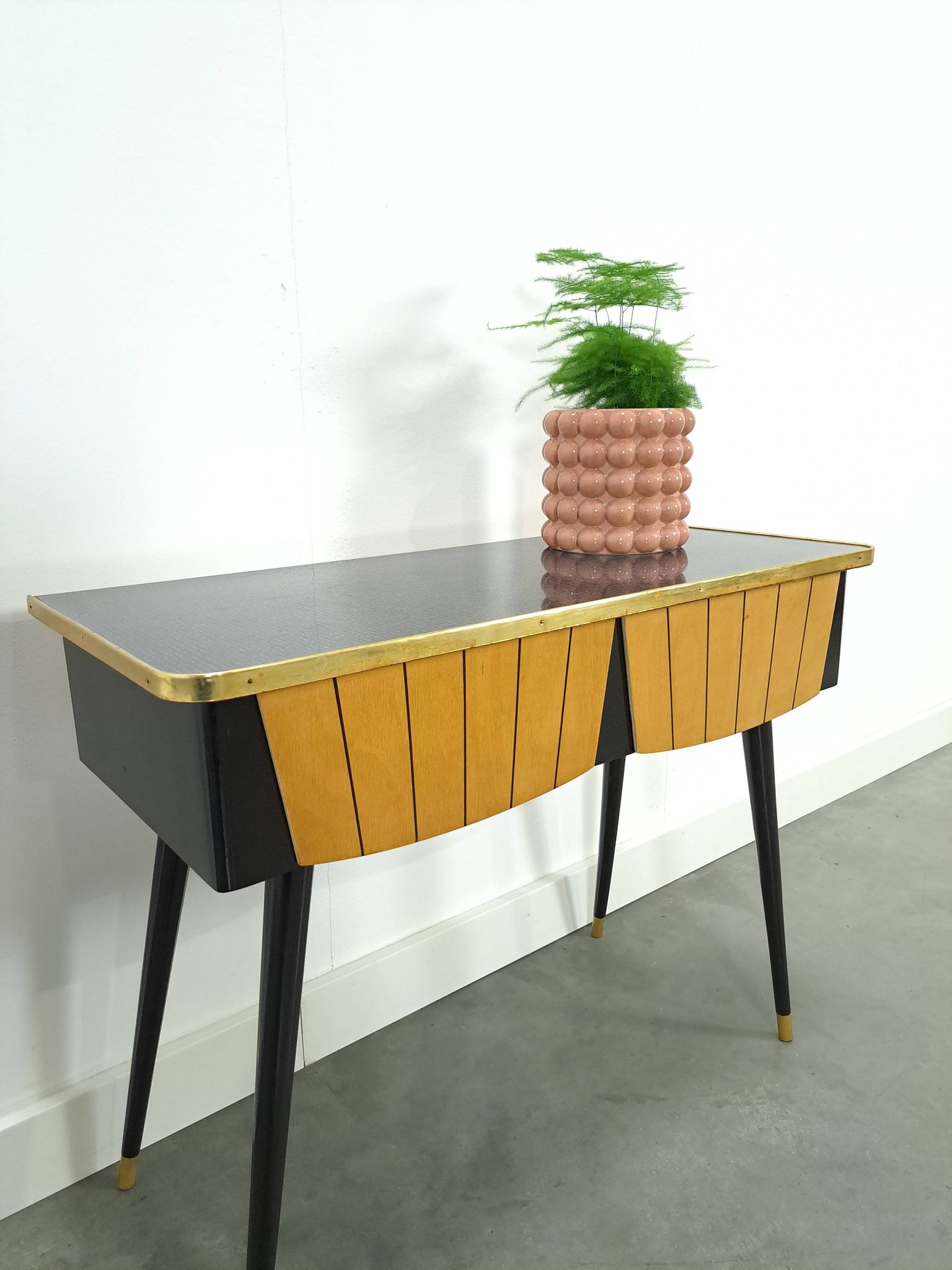 Kastje met formica blad, houten lades en goudkleurige details