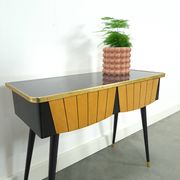 Kastje met formica blad, houten lades en goudkleurige details