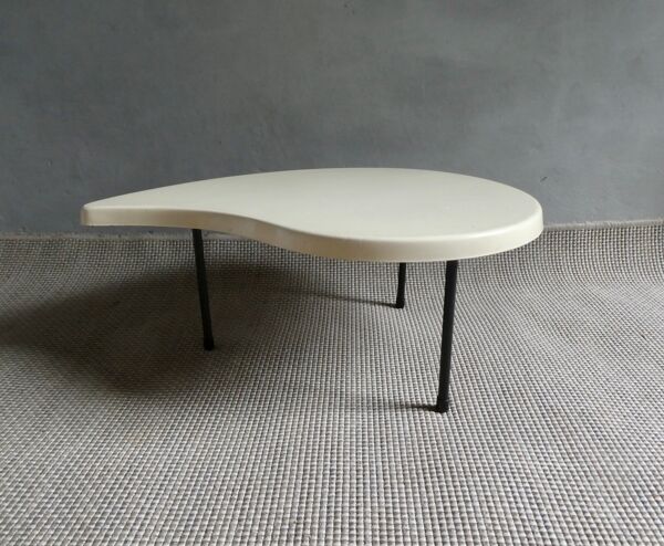 Table basse tripode, forme goutte d'eau, années 60