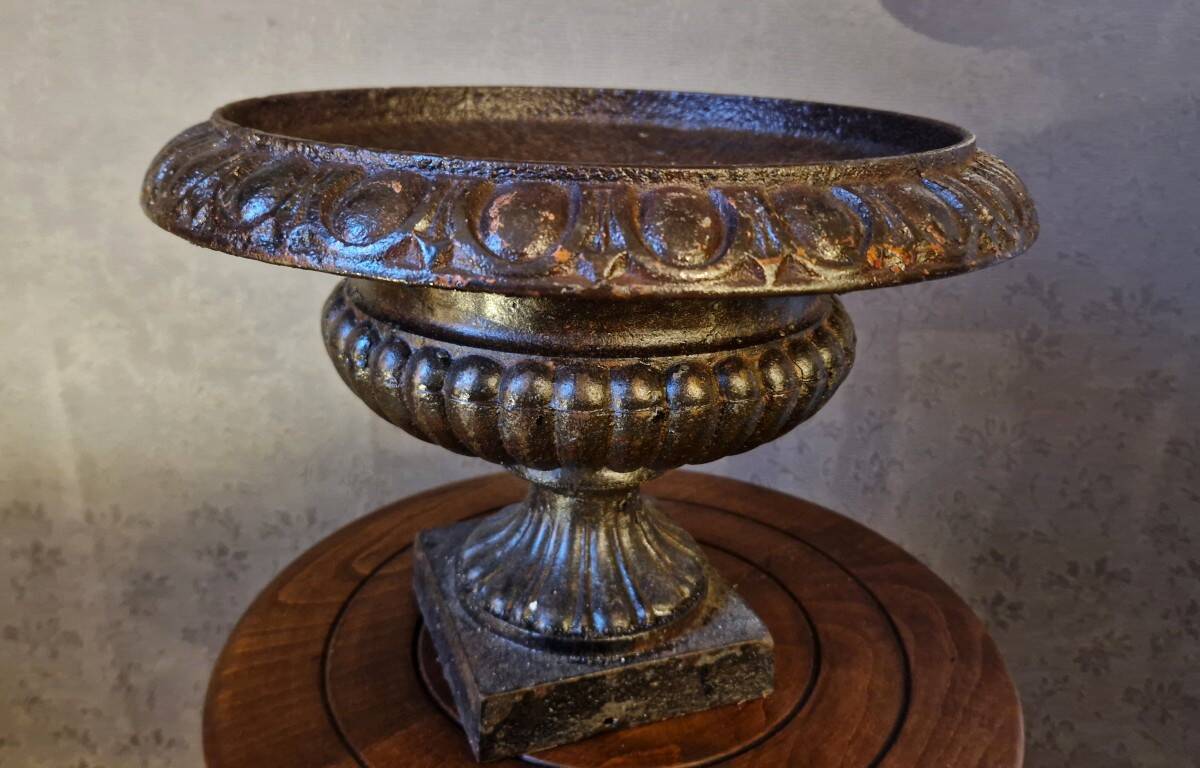 Medici basin in cast iron, 19th century
